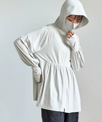 30代向けのUVパーカーを紹介する「今日の普段着」の見出し画像。ブルー系の軽い羽織りで、春夏の日差し対策や接触冷感素材が魅力の一枚。