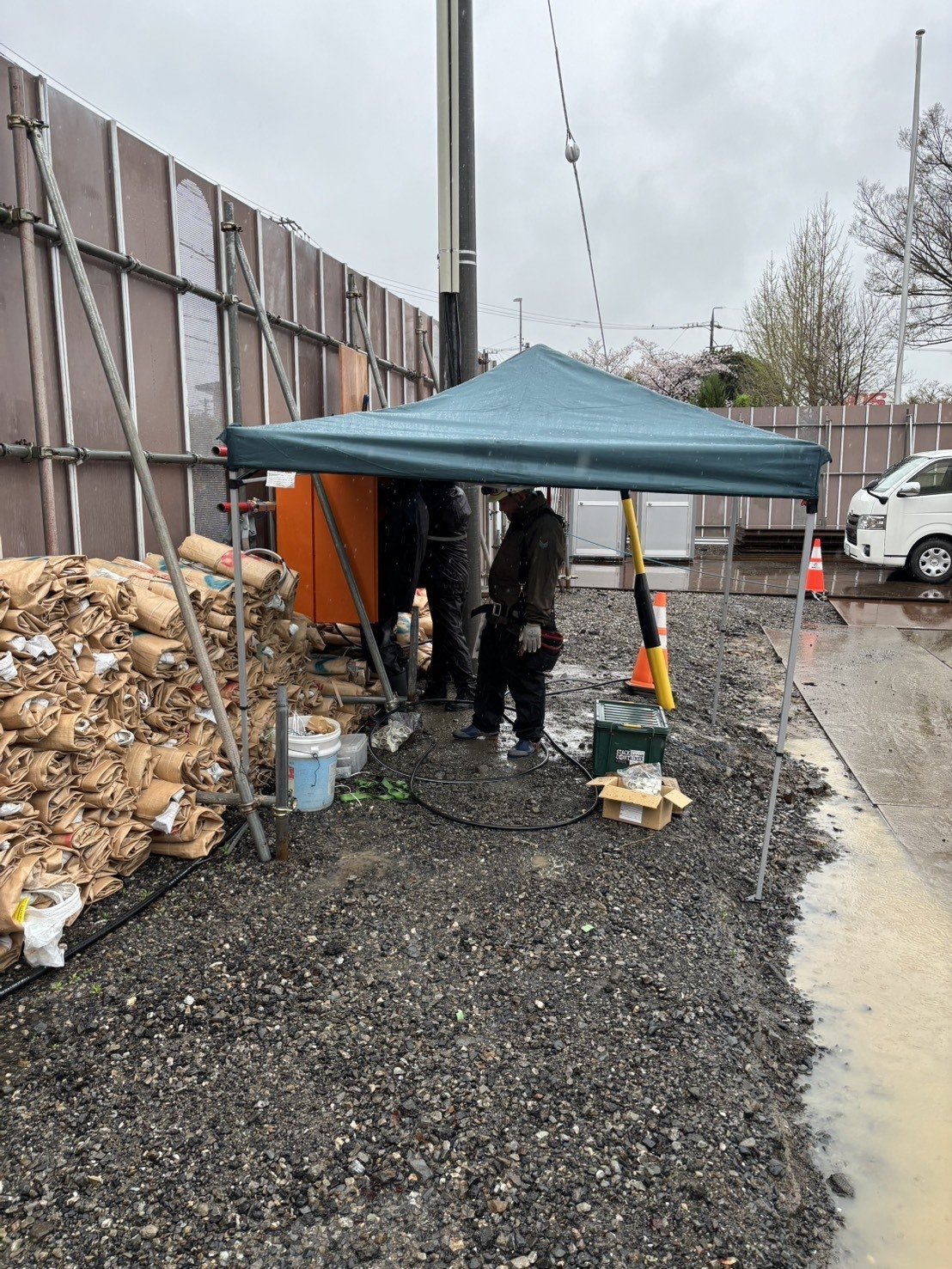 テントの下で結線作業中