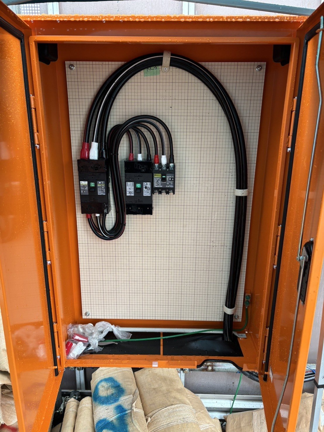 開閉器盤の中、結線完了