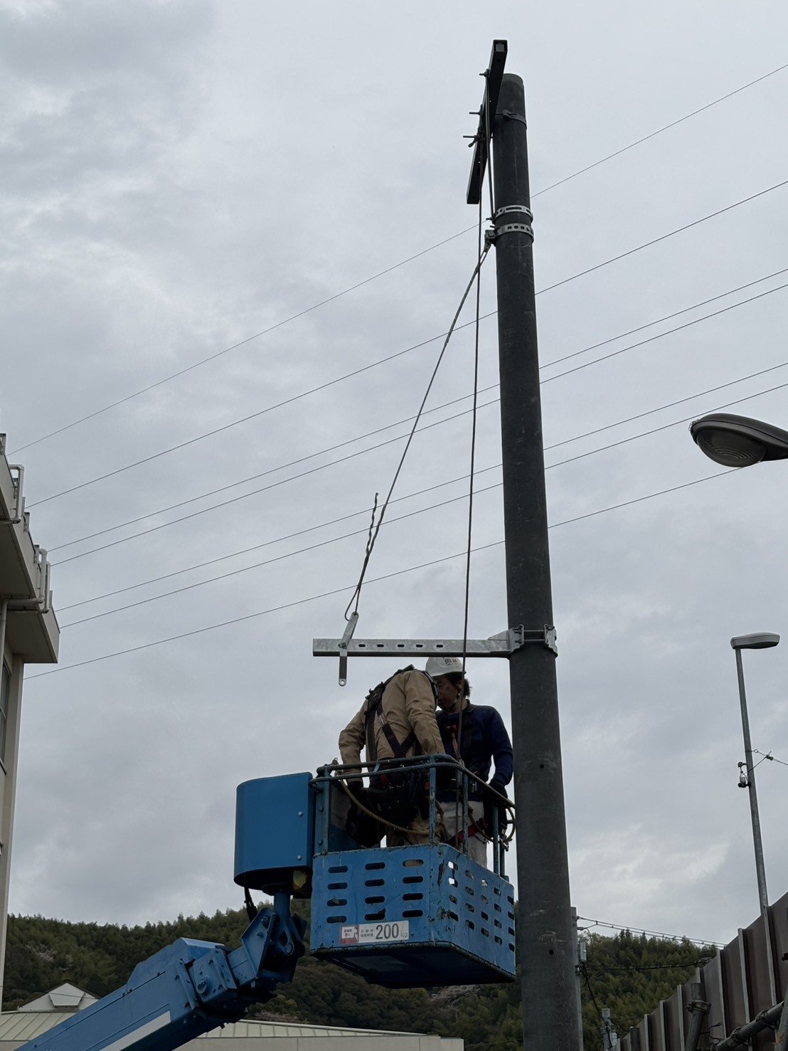 高所作業車で支線を取り付け