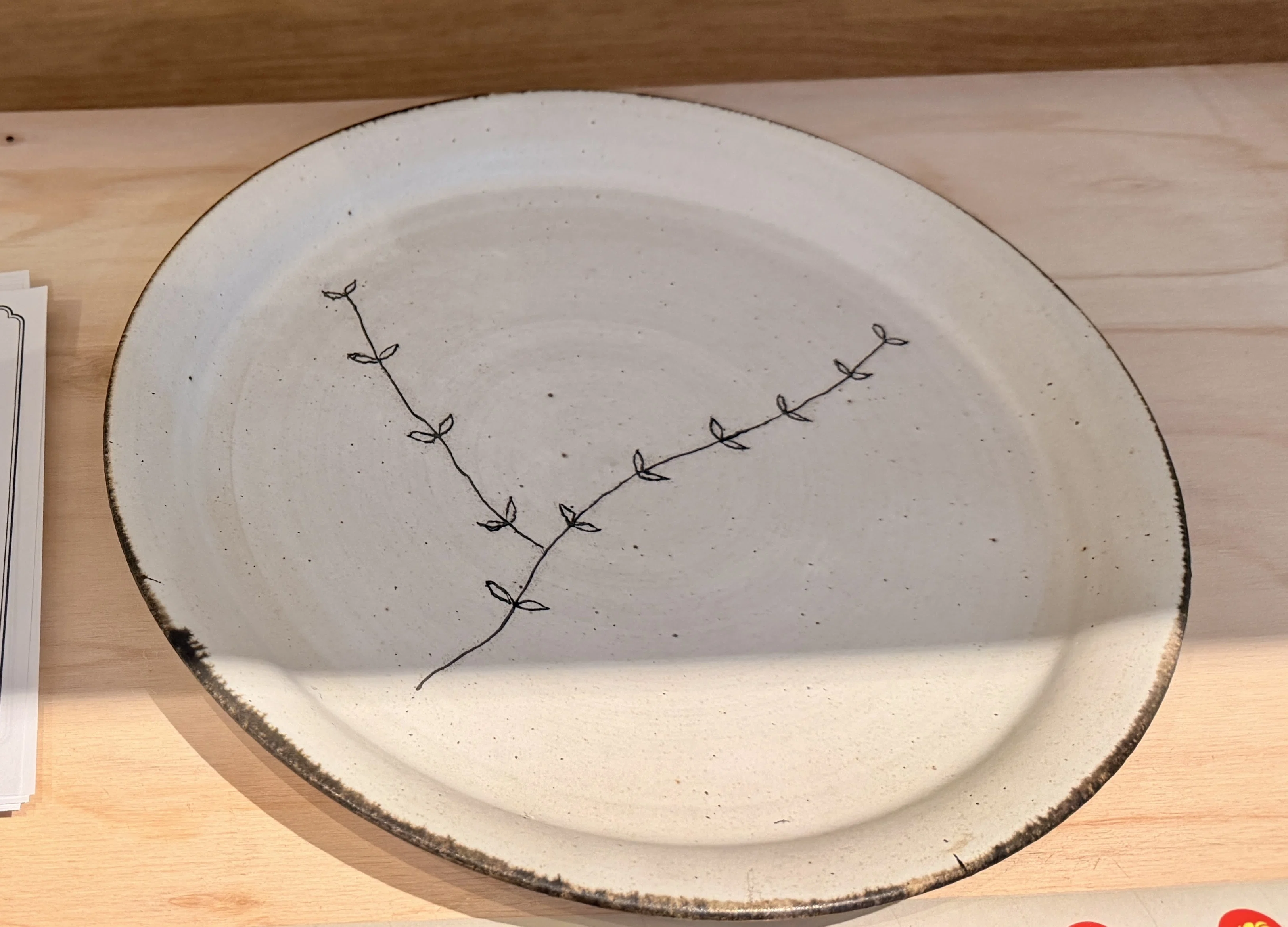 金継ぎ用　アスティエ　昆虫イラストの小皿 It's as if Shaun the Sheep is delighted to see the plate restored