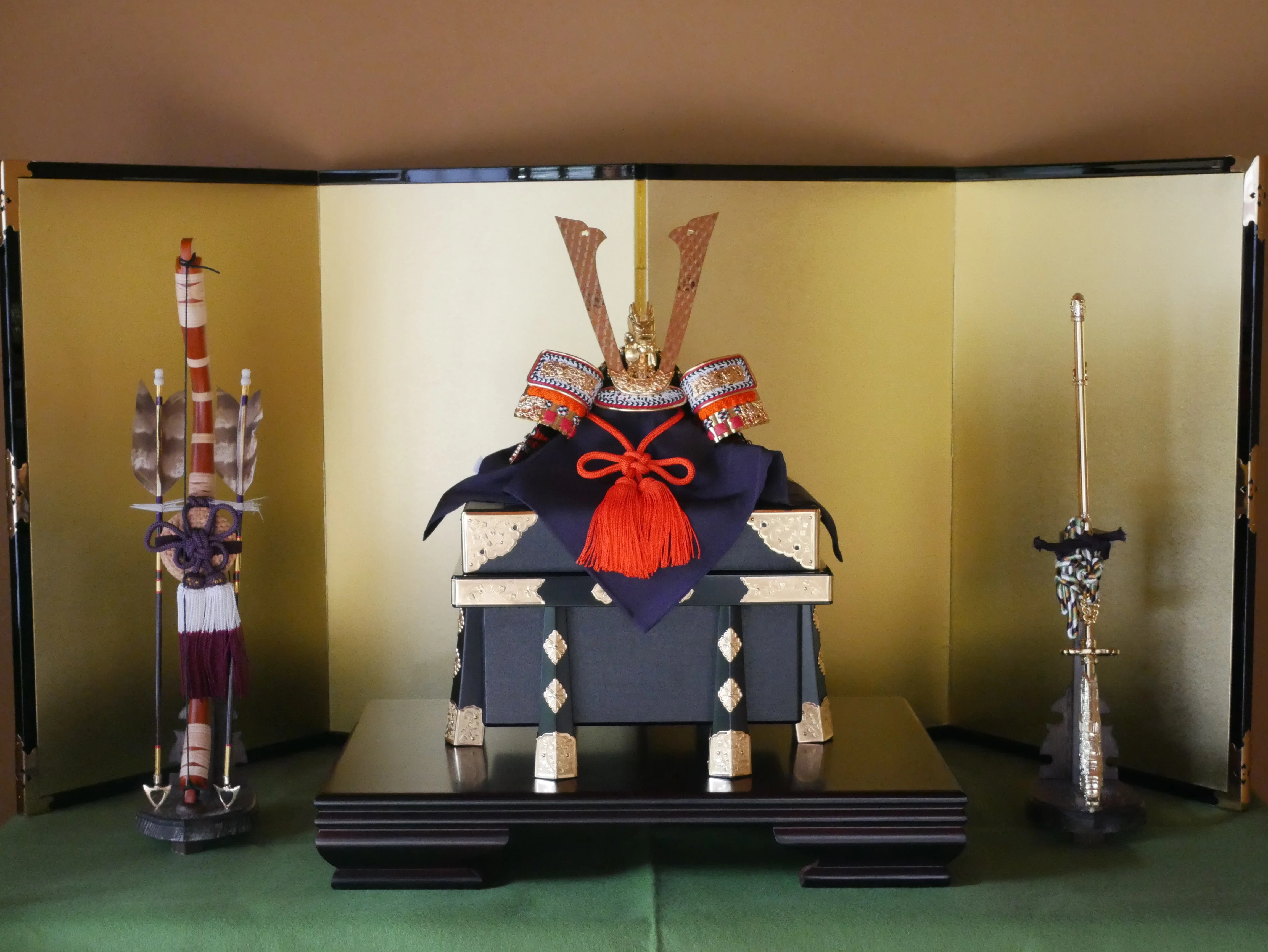 金」の色は分からない。~ 兜の金色の作り方について~｜大西人形五代目