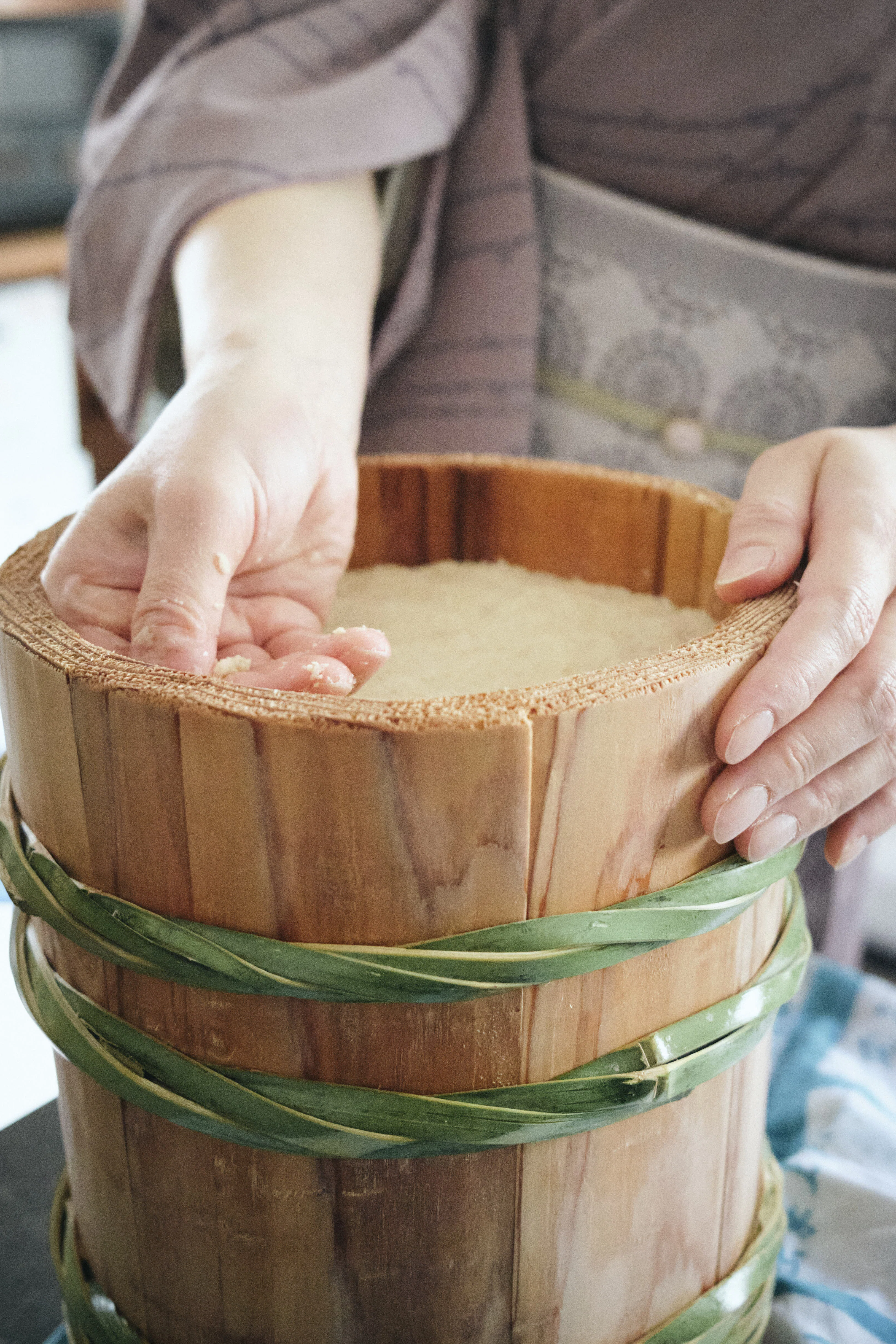 木桶と向き合い、時の流れを醸す。一生ものの味噌仕込み｜神楽坂発酵