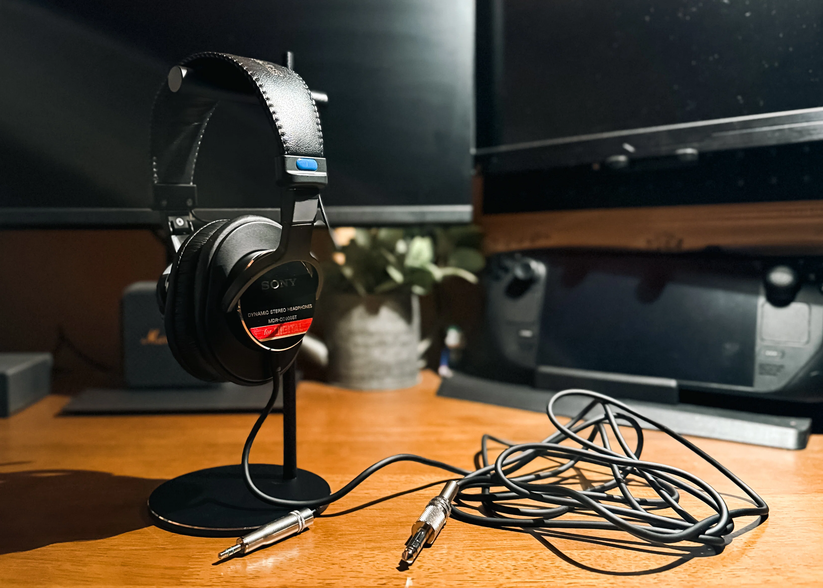 FIRST TAKE」のヘッドホンはなぜ刺さるのか？ 『SONY CD900ST』を“再