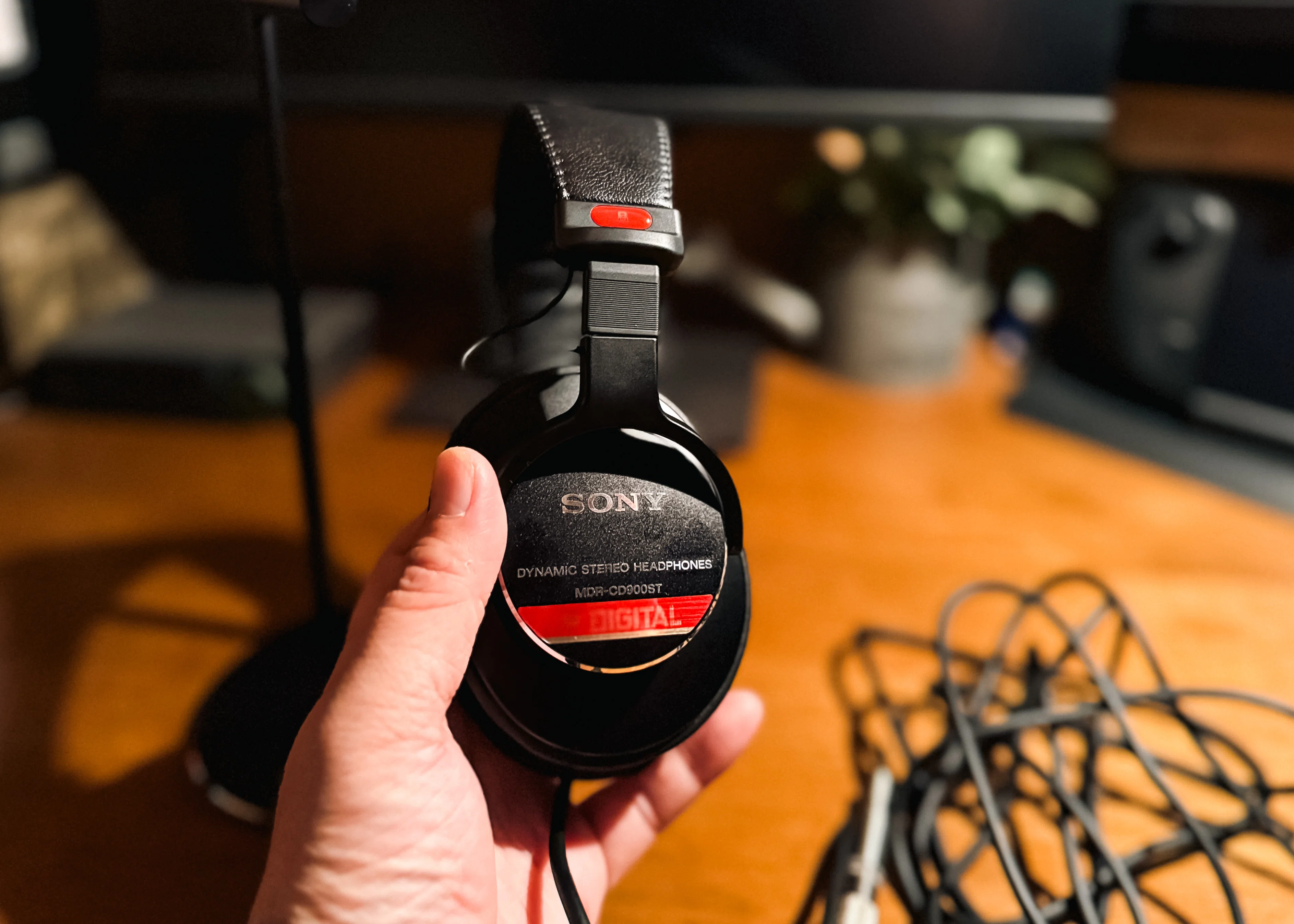 Why do the headphones in 'THE FIRST TAKE' resonate? I tried