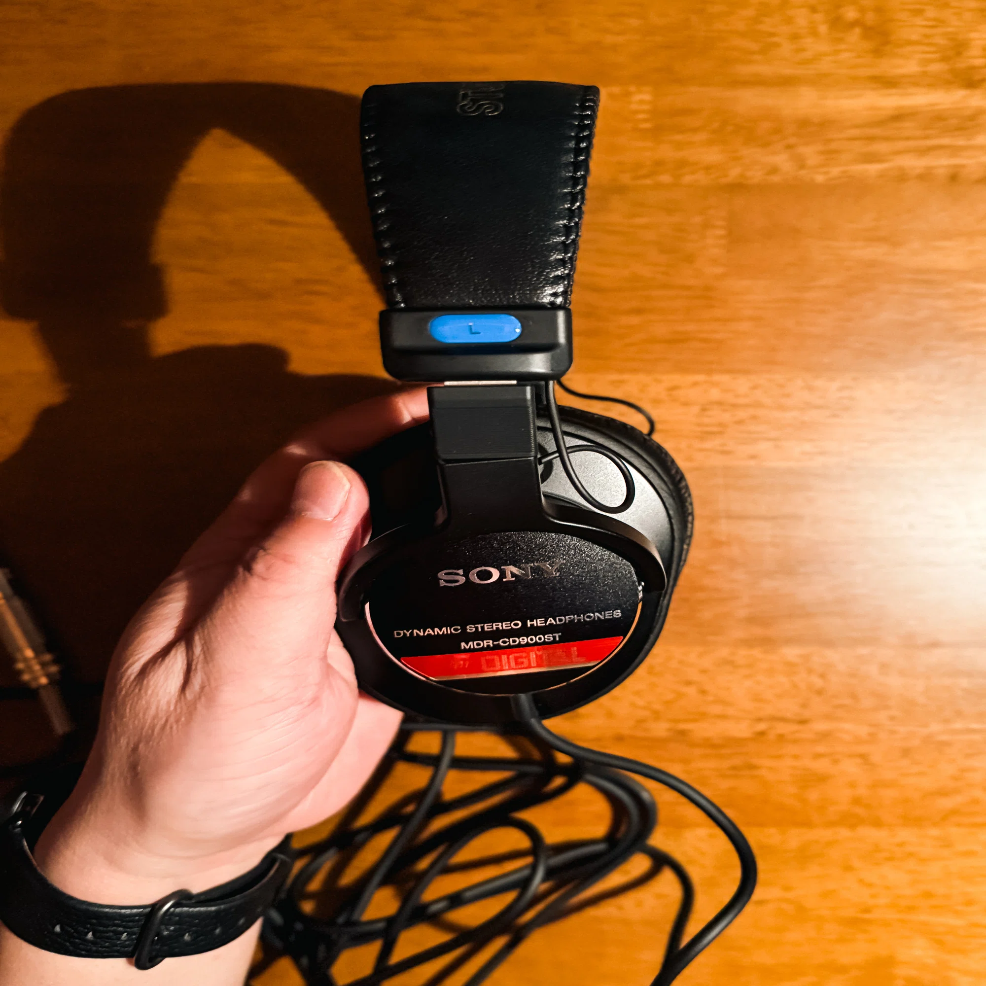 FIRST TAKE」のヘッドホンはなぜ刺さるのか？ 『SONY CD900ST』を“再 