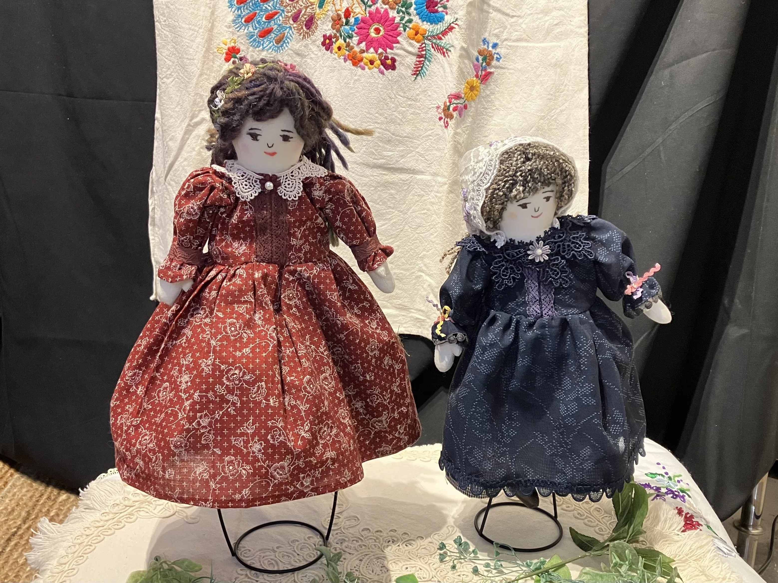 素焼き人形 花かごを持った三つ編みの女のこ さとうみえこ作品展in焼津 76歳の人生初個展｜konoha