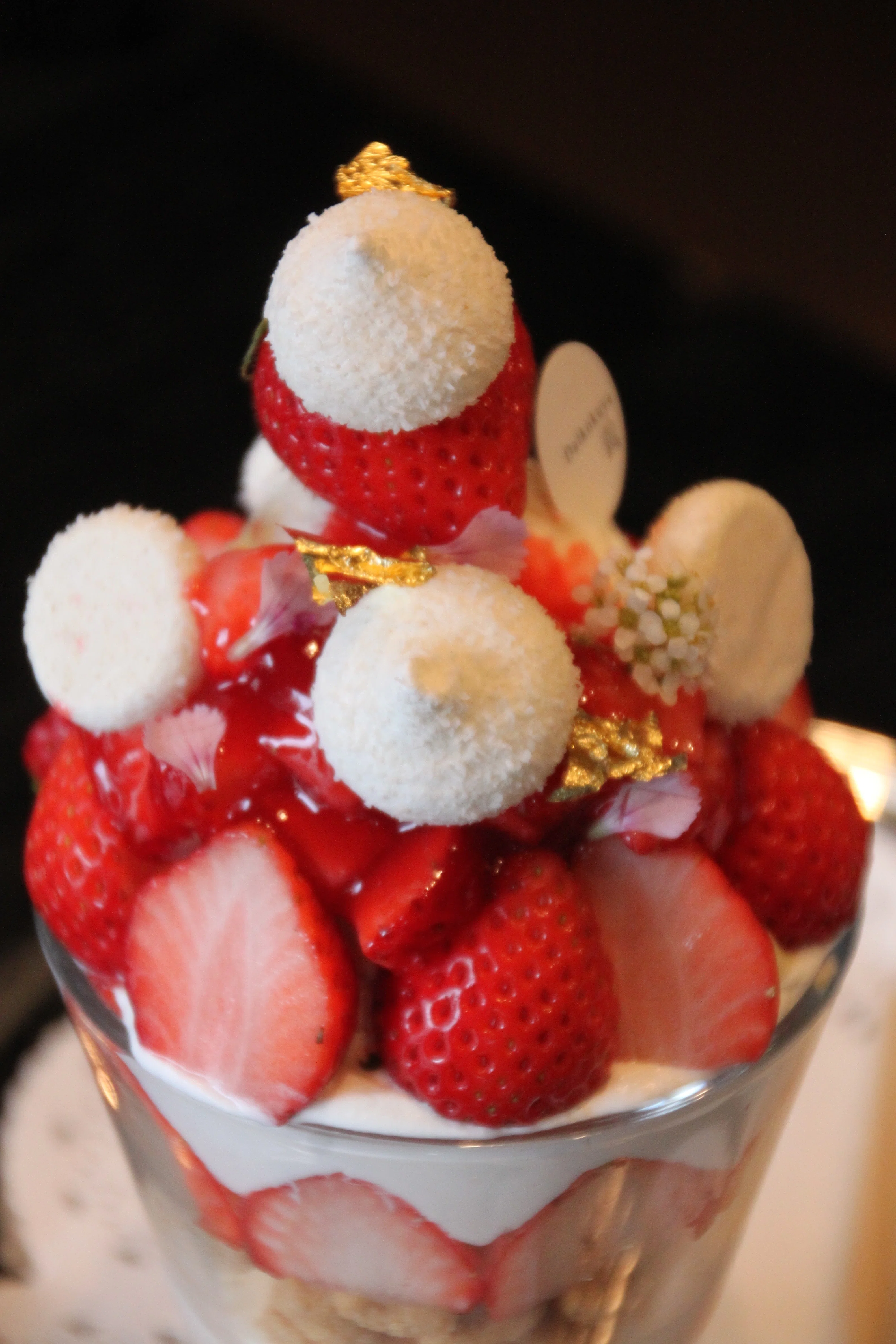 いちごパフェ☆ 絶品の味にうんちくは野暮🍓 パティシエ・伊丹利徳様の「苺パフェ