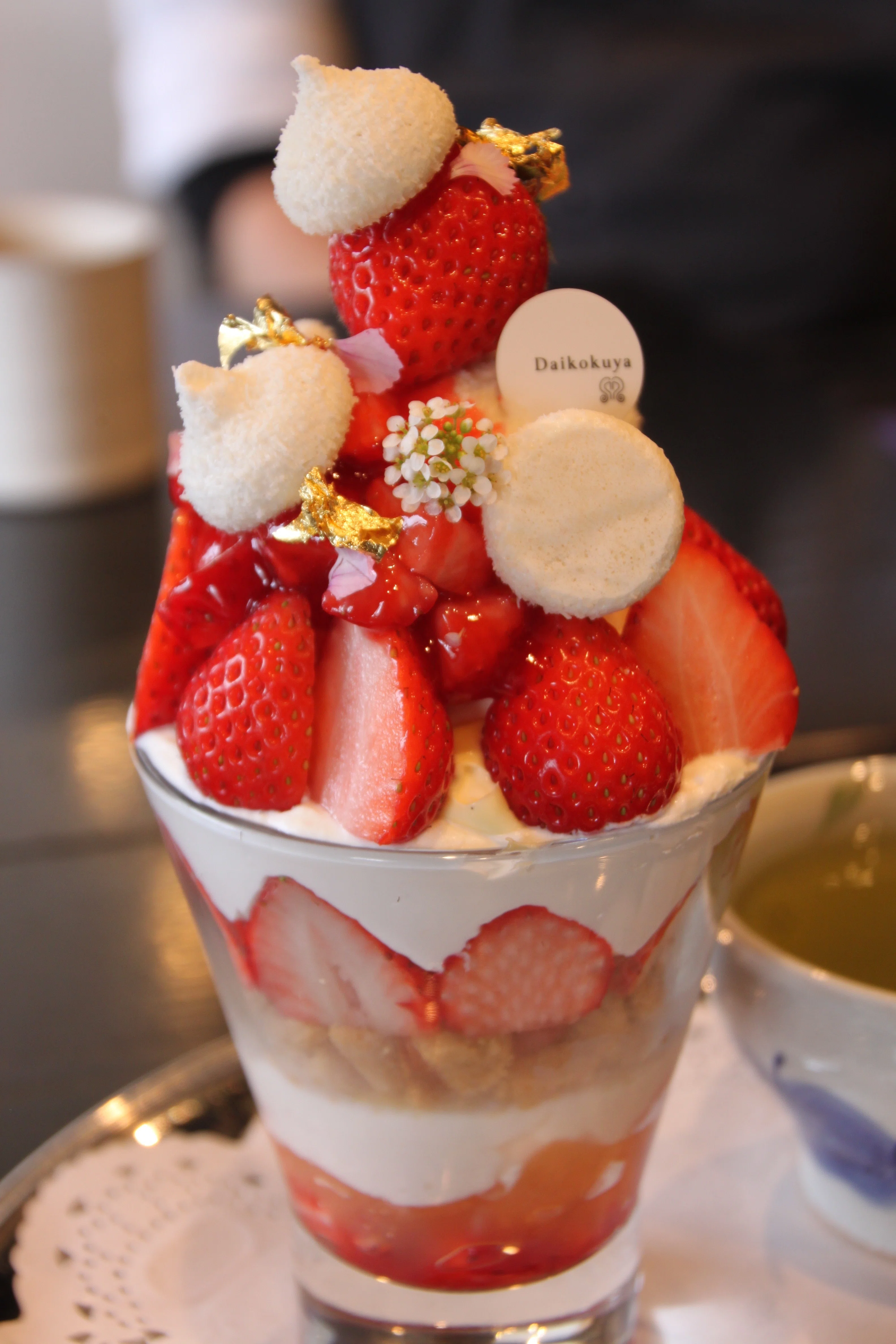 絶品の味にうんちくは野暮🍓 パティシエ・伊丹利徳様の「苺パフェ