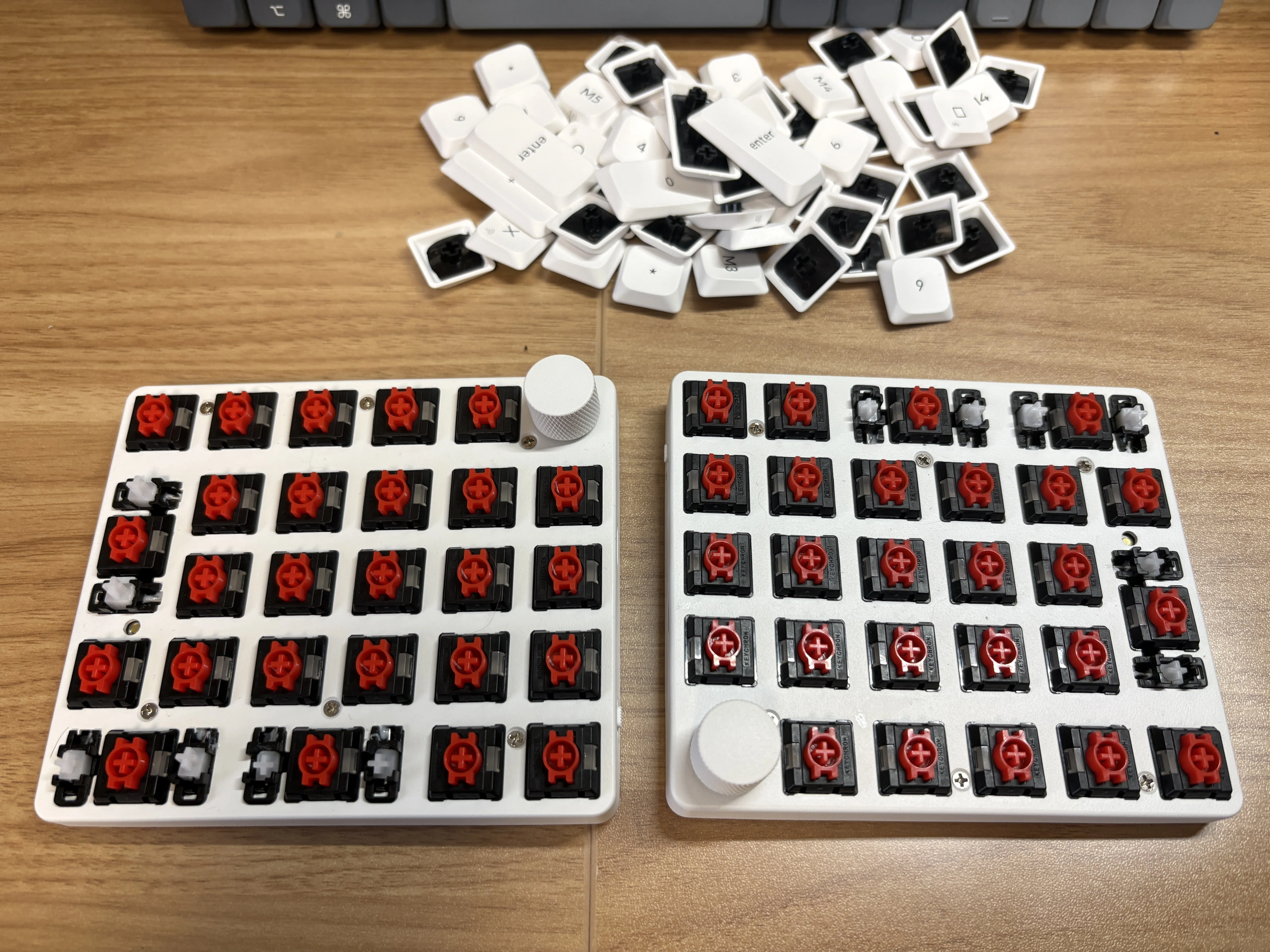 Keychron K0 Maxニコイチ分割キーボードに、LAK無刻印キーキャップを