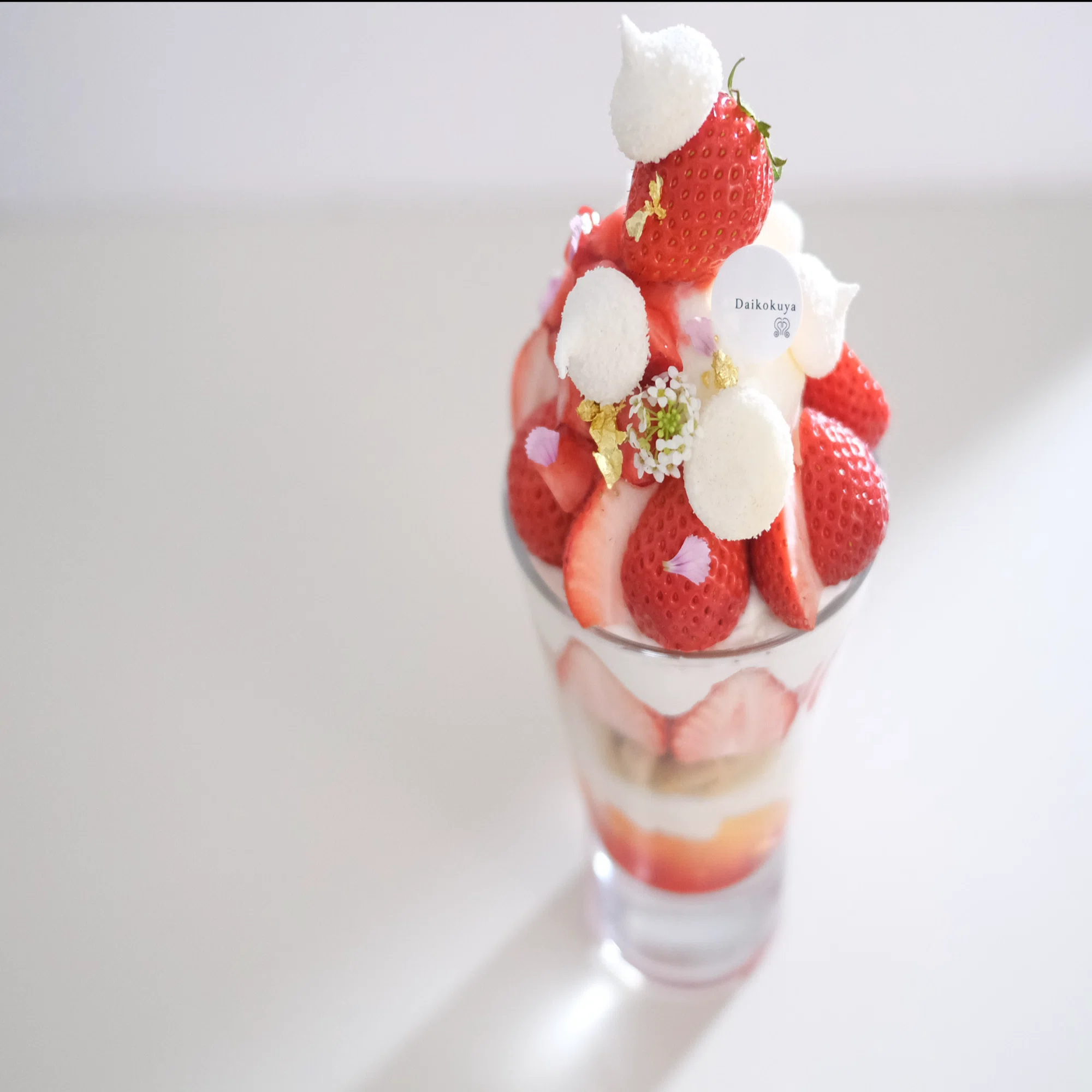絶品の味にうんちくは野暮🍓 パティシエ・伊丹利徳様の「苺パフェ