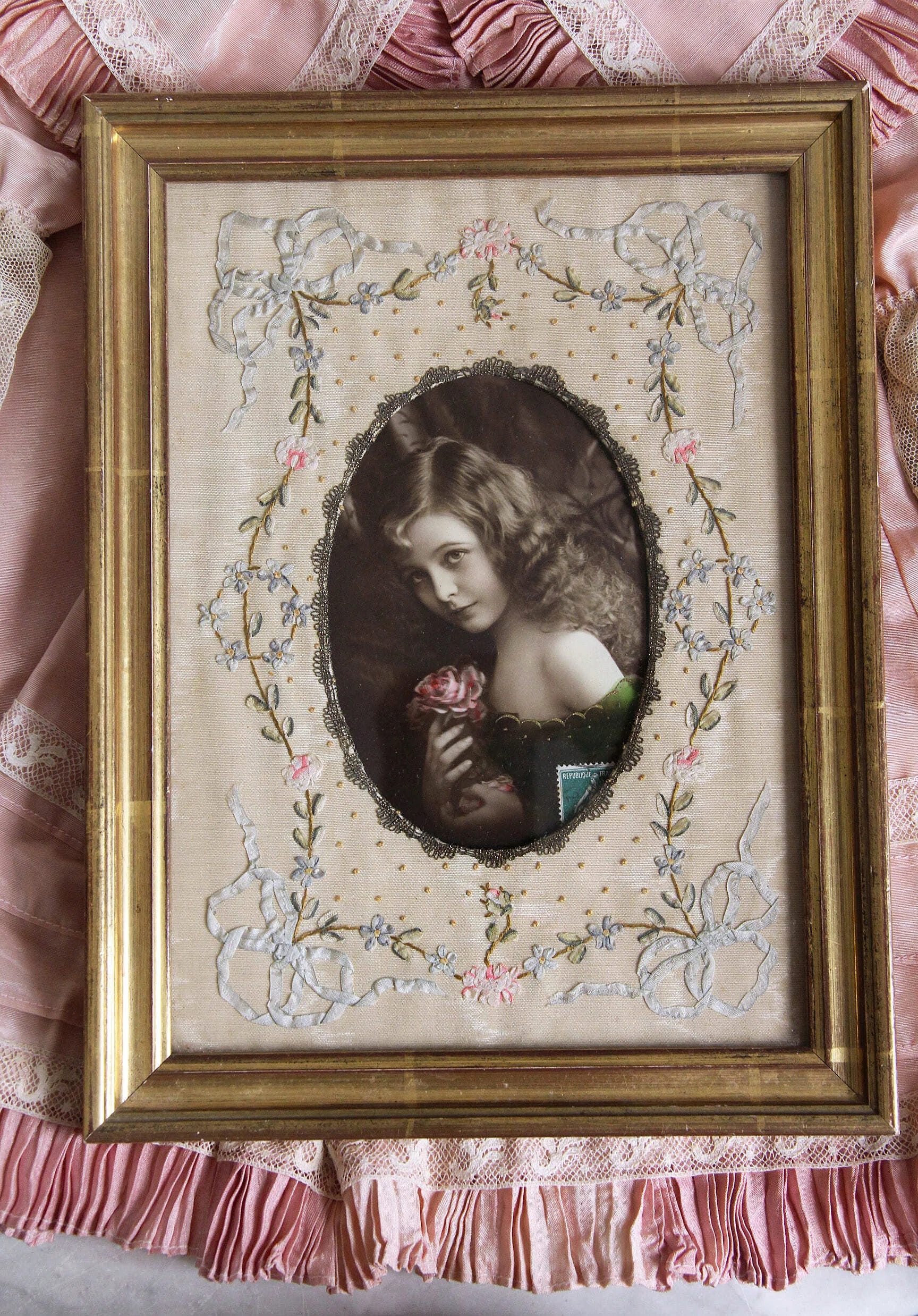 1900年代初頭頃　レア　ボルドー色の花摘みの少女の綿布　フランスアンティーク 1900年頃 未使用 アンティーク 大きなパンジーの布花 ラベル付