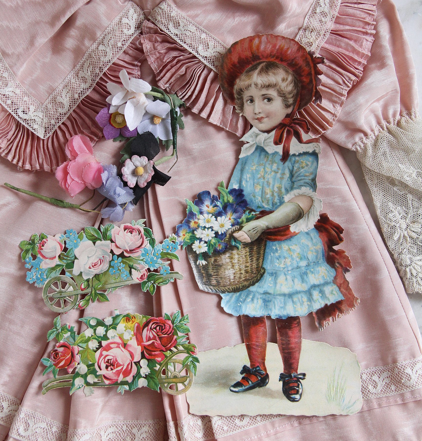 1900年代初頭頃　レア　ボルドー色の花摘みの少女の綿布　フランスアンティーク 4月のアンティークカタログ🌼お花摘みの季節に🌷｜アンヴァンテール