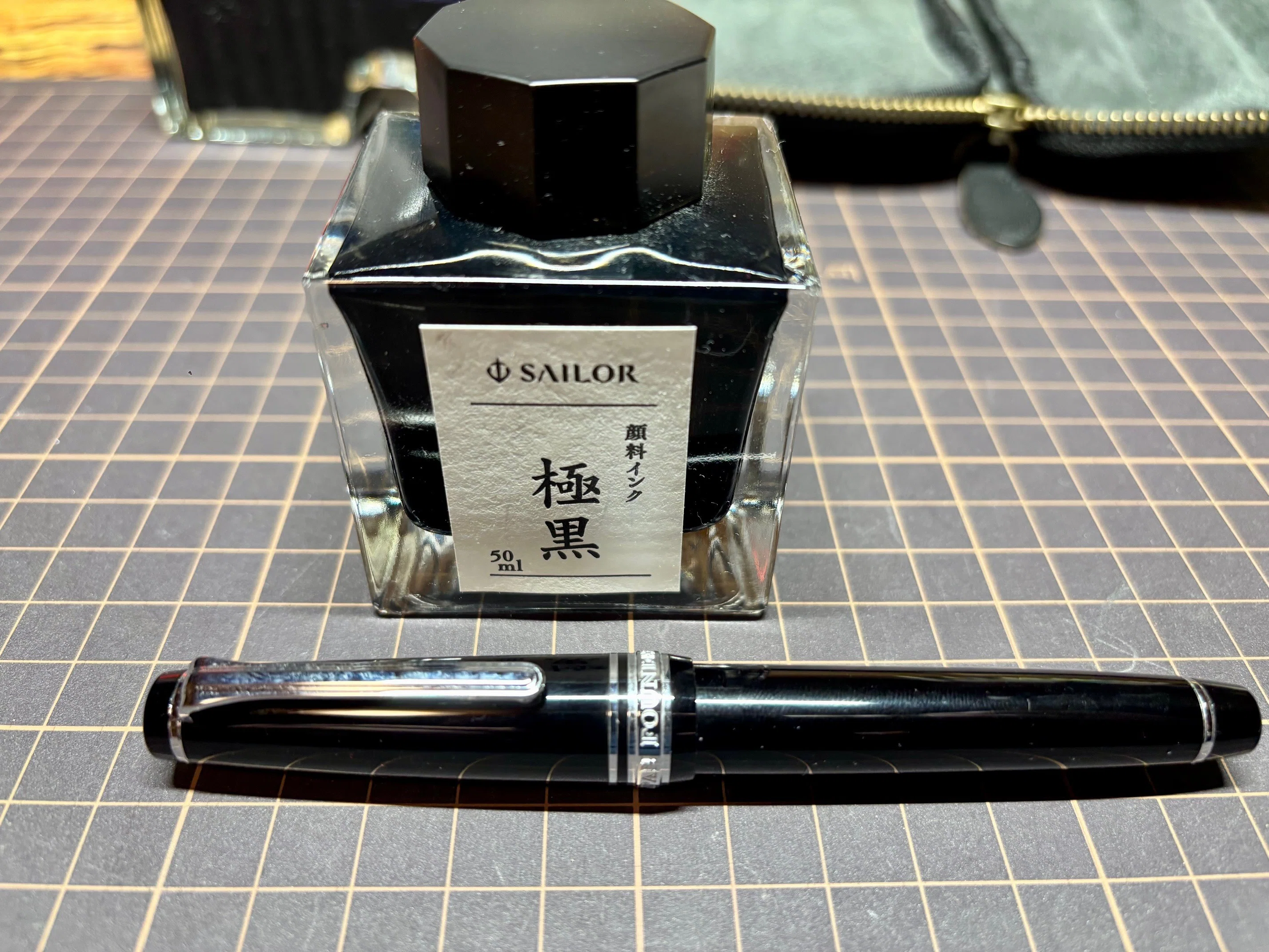 セーラー万年筆 プロフェッショナルギア 銀 H-M 一箇所傷あり セーラー万年筆 プロフェッショナルギア 銀 H-M 一箇所傷あり