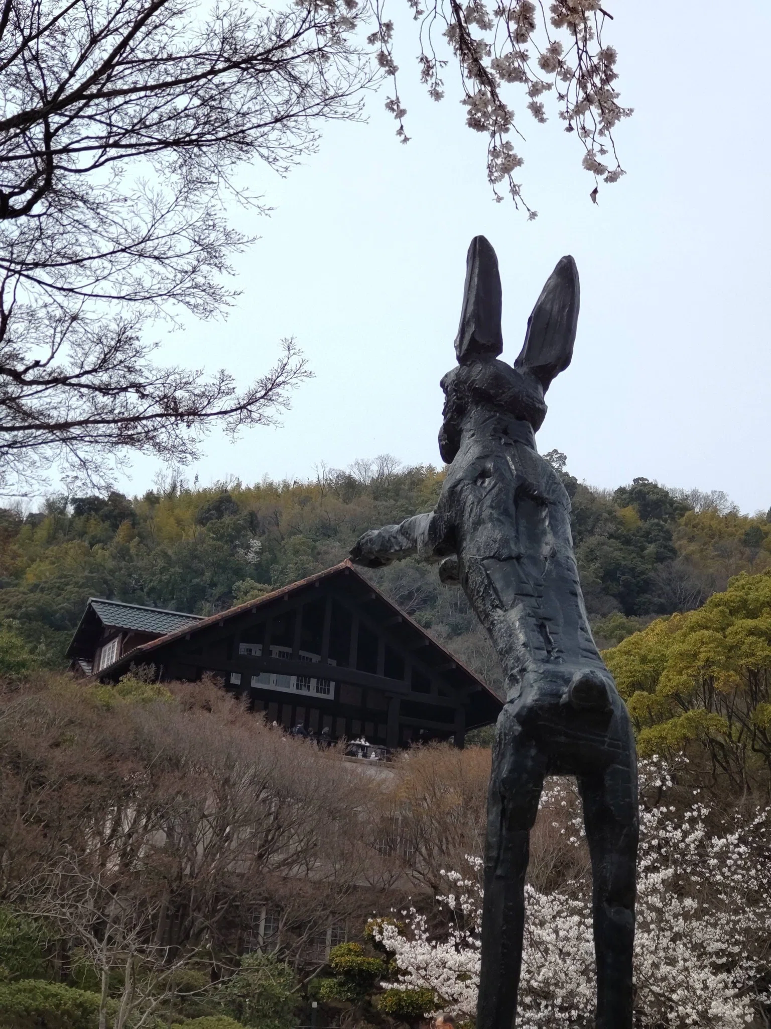 ウサギと子ウサギの彫刻 ウサギの彫刻 - メルカリ
