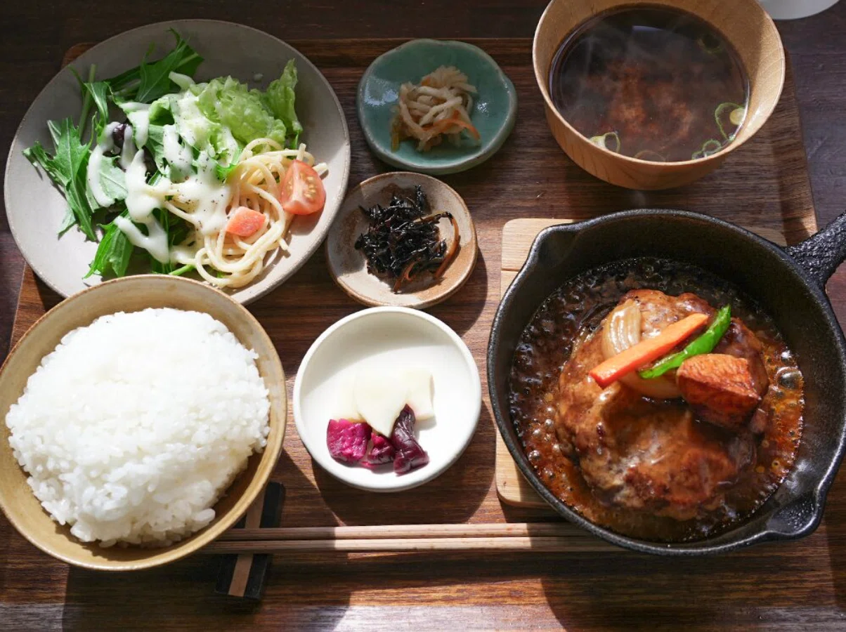 清水五条で味わう本気の一皿。「肉洋食オオタケ」のあらびきハンバーグ