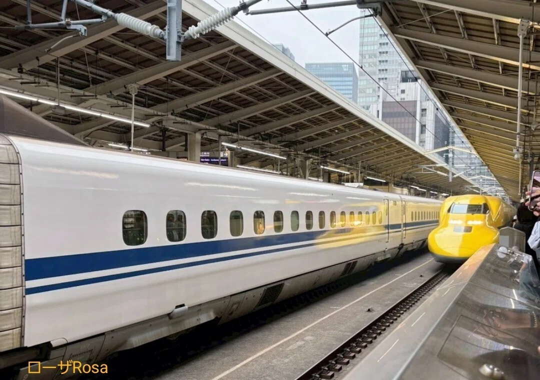 東京駅のホームに、入線してきたドクターイエローの画像