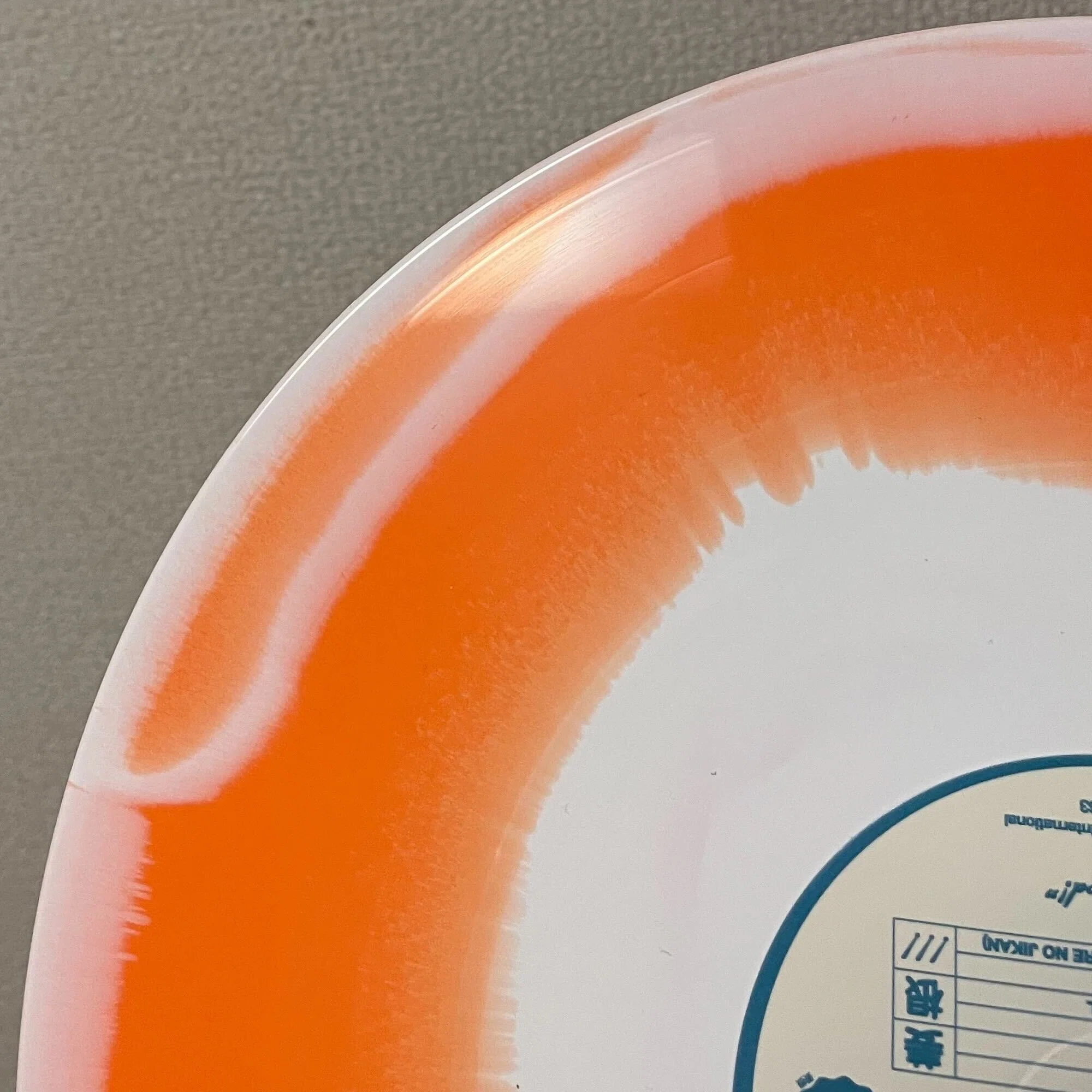 カラー盤って音がいいの？〜黒盤との違いについて【レコードプレス
