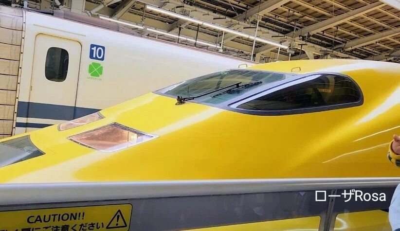 東京駅のホーム出発を待つドクターイエローと向こうに東海道新幹線の画像
