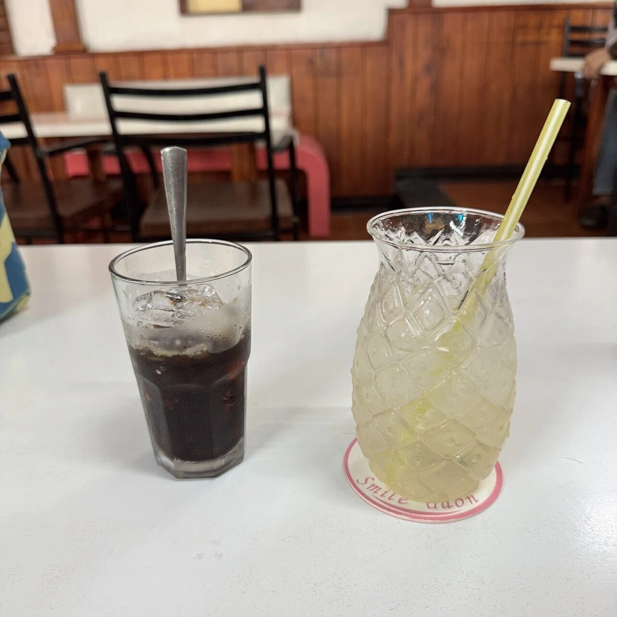 カフェ「Lena cafe」。右はレモネード。どちらもとてもおいしかったです。