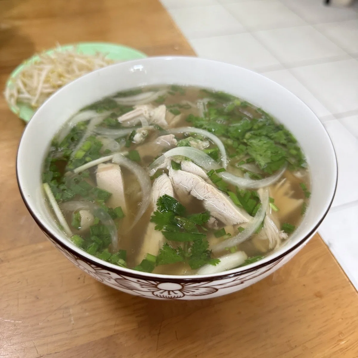 チキンのフォー。後ろのもやしは追加のトッピング。
