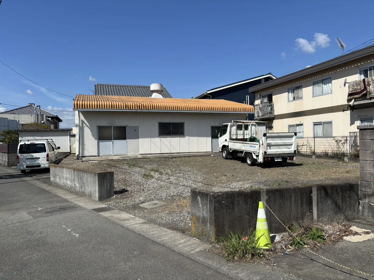新しく購入した土地と倉庫の外観