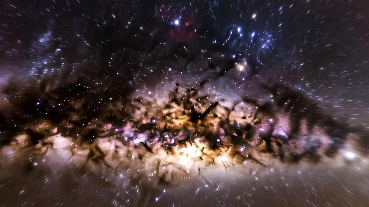 宇宙空間に光り輝く星雲のオフフォーカスショット。