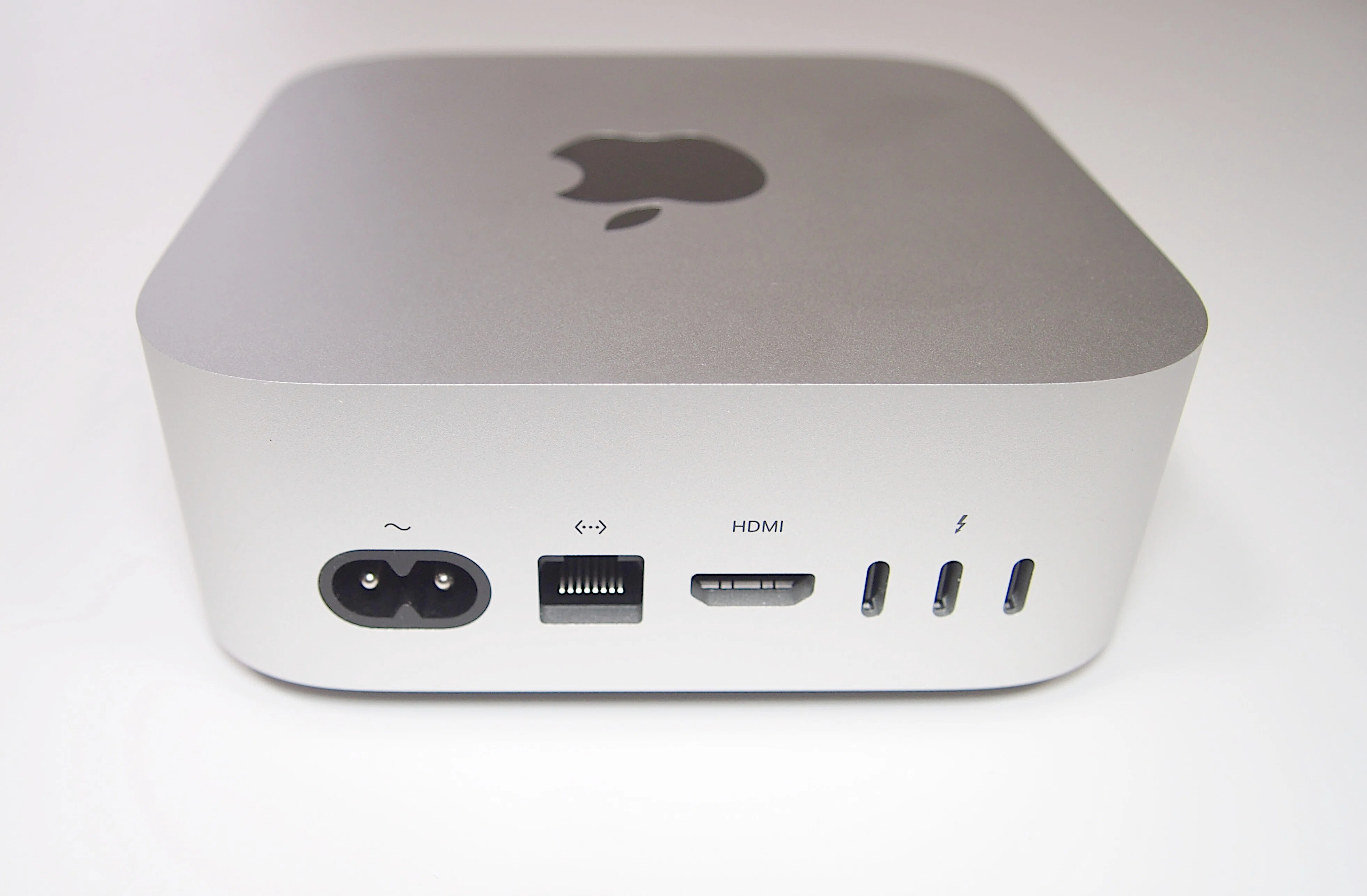 M4 Mac miniレビュー！小さいけど静かで快適、重い作業をしないなら