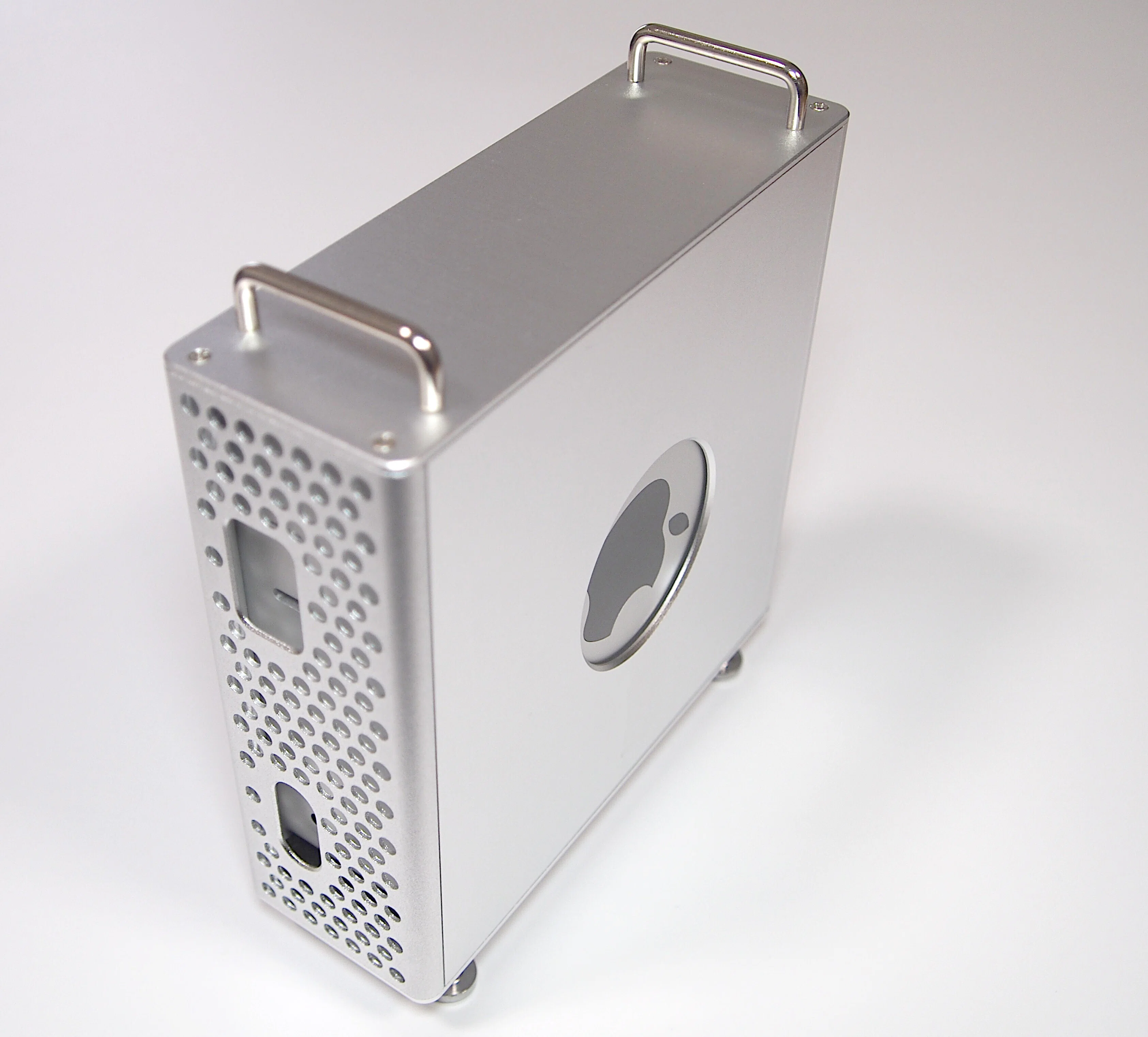 M4 Mac miniレビュー！小さいけど静かで快適、重い作業をしないなら