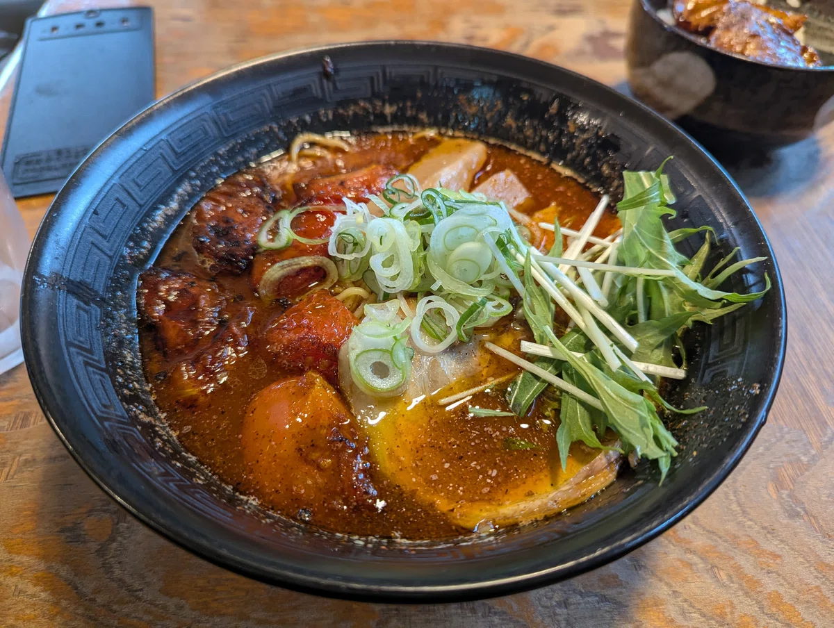 らぁめん 支那虎のチリトマトラーメン。一口大のトマトがゴロゴロ入っている。
