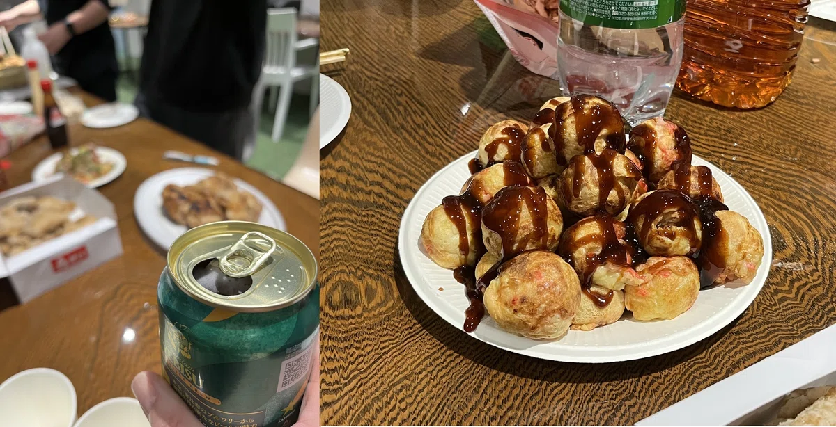 ソフトドリンクのペットボトル、缶ビールを片手に食べる人、たこ焼きを焼く人、チキン、ソースがかかった山盛りのたこやきの写真