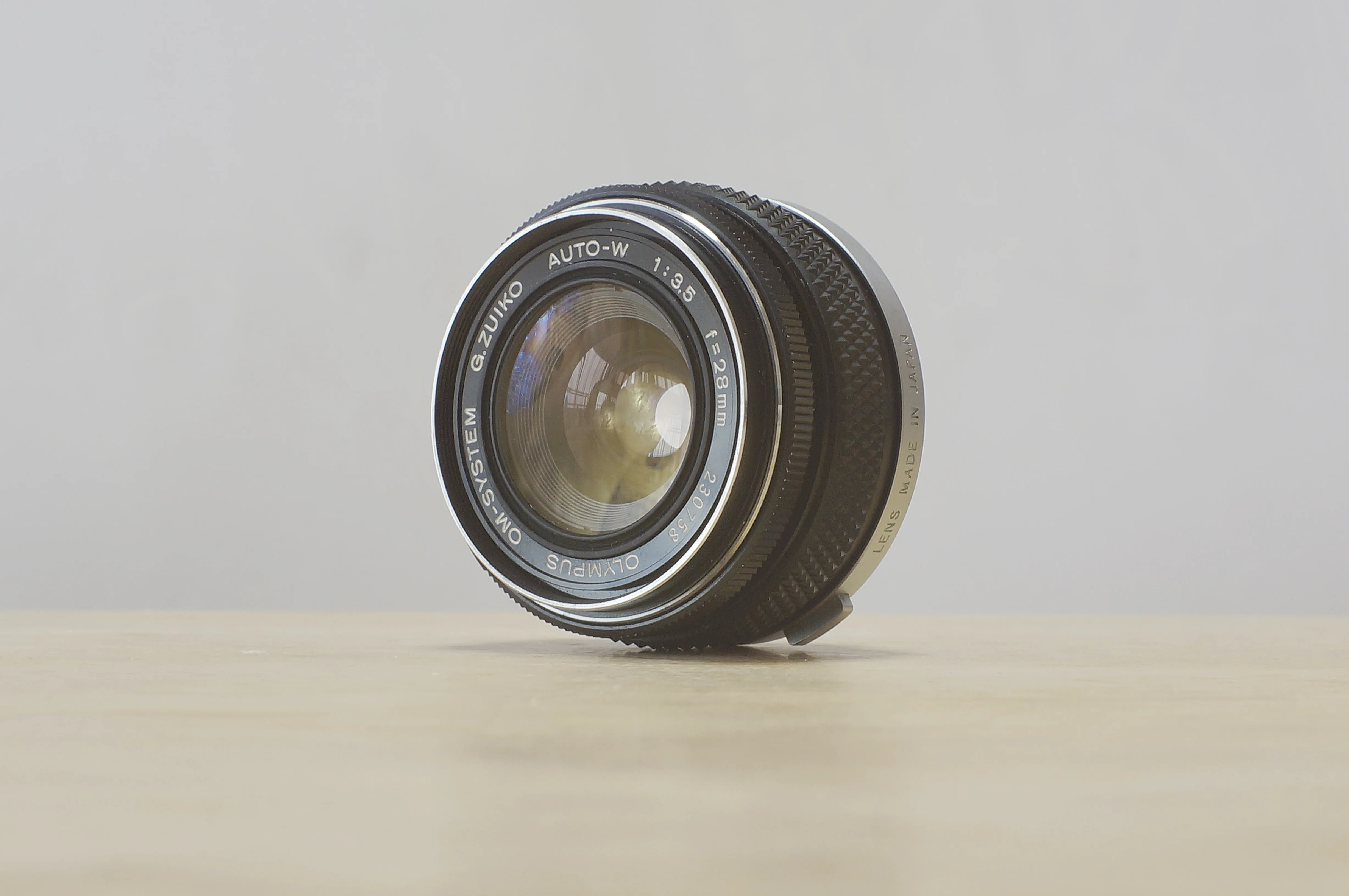 光と陰を編む、小さな魔法。OLYMPUS G.ZUIKO 28mm F3.5と歩く廃墟の