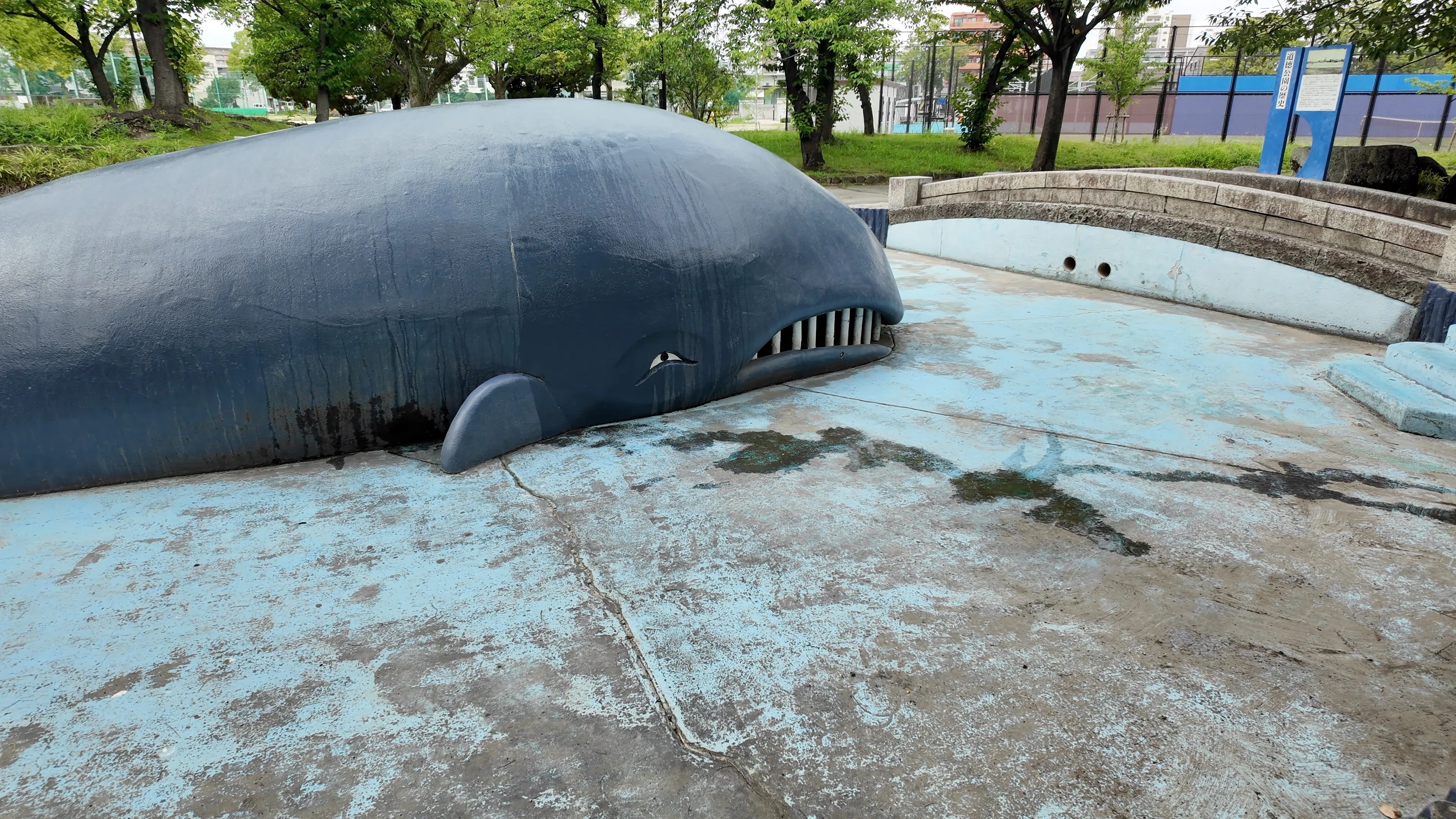 SPIギャラリー　くじら像 道徳公園】クジラ像、月見池、鳩の群れ — 名古屋・南区の夏公園散歩