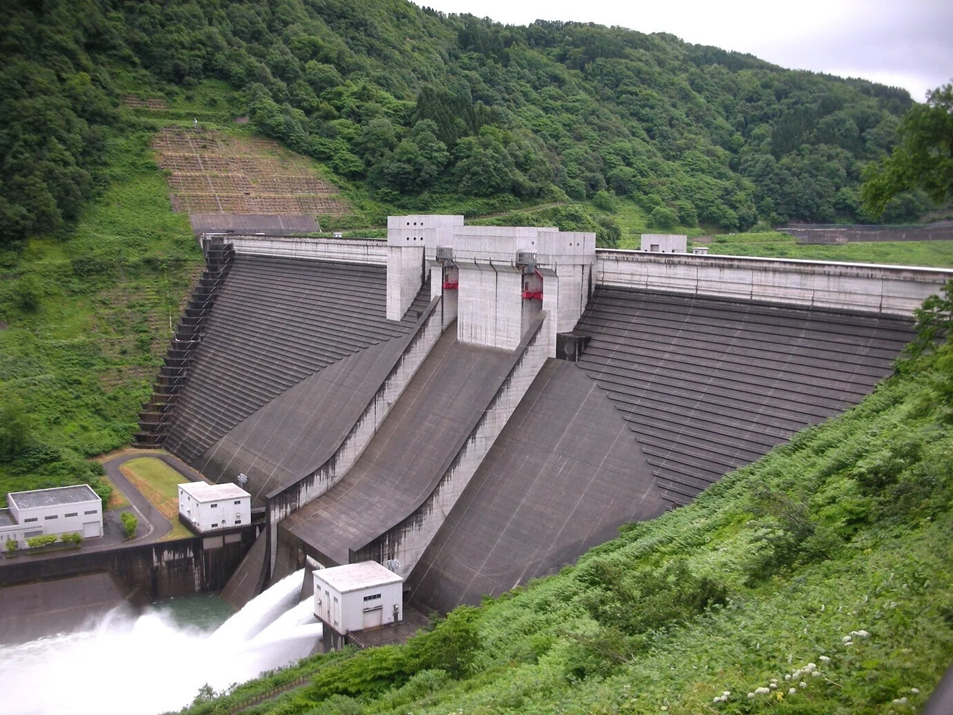 月山ダム【山形県鶴岡市G】｜半円模様に集約された巨大放流の迫力