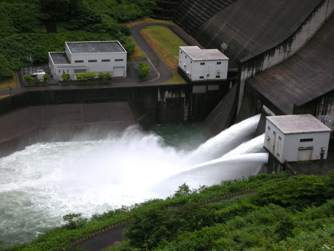 月山ダム【山形県鶴岡市G】｜半円模様に集約された巨大放流の迫力