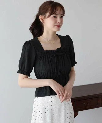 40代向け黒のギャザーブラウス 顔まわりがすっきり見えて細見えする着用イメージ