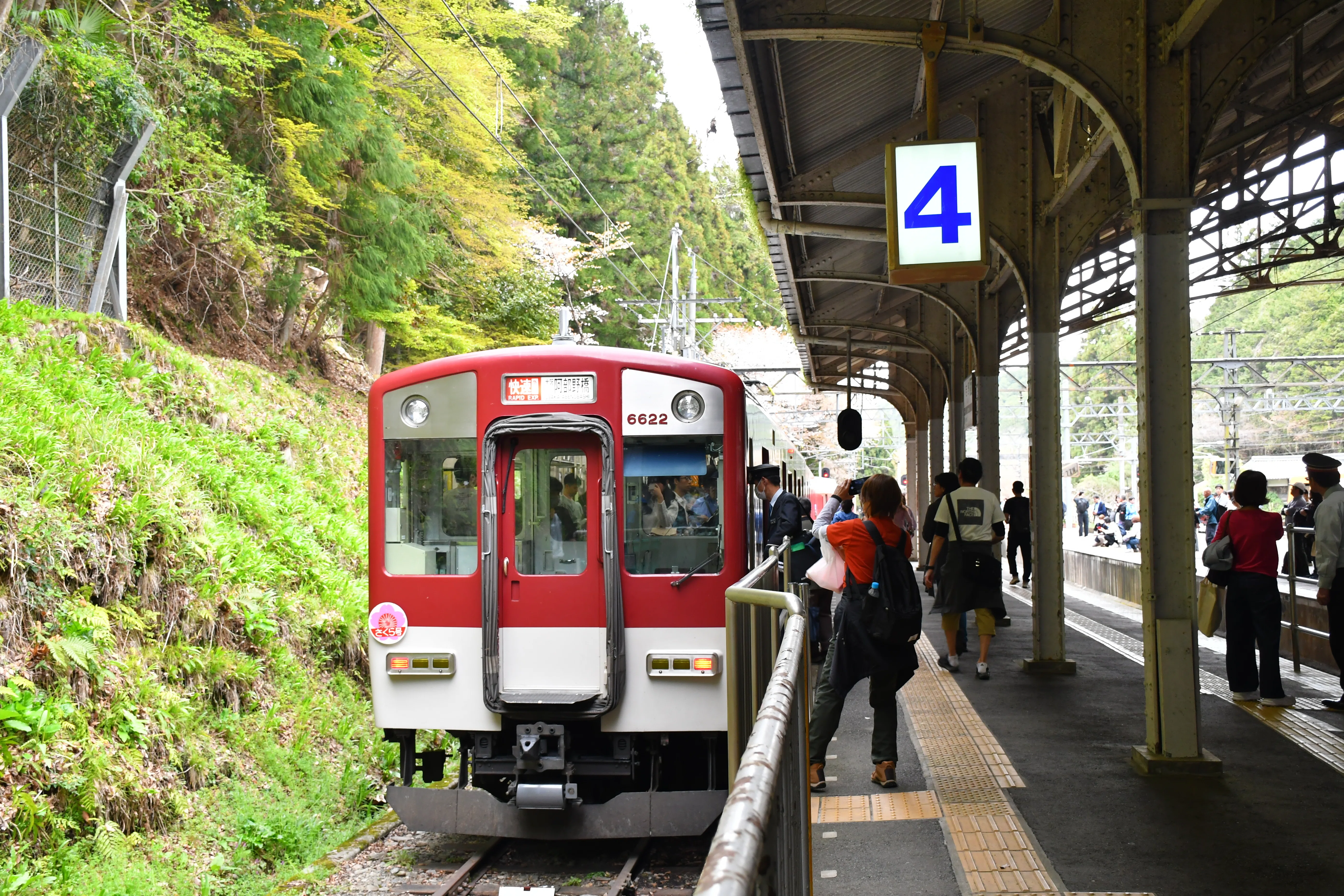 急行ばんだい 乗車口 さくら号】臨時快速急行で行く観桜期の吉野山｜ふーるー