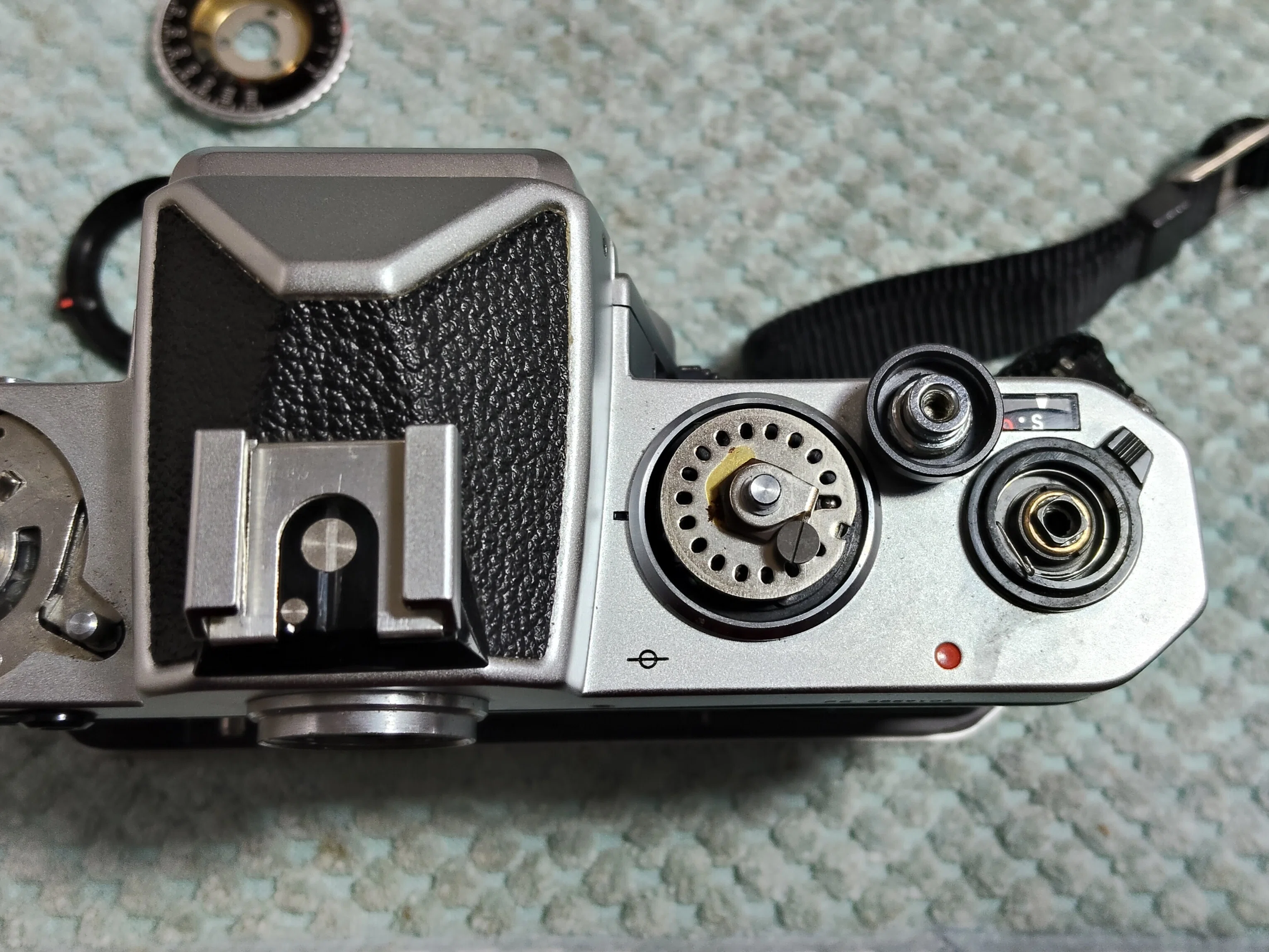 Nikon Feの分解｜フィルムカメラ修理のアクアカメラ
