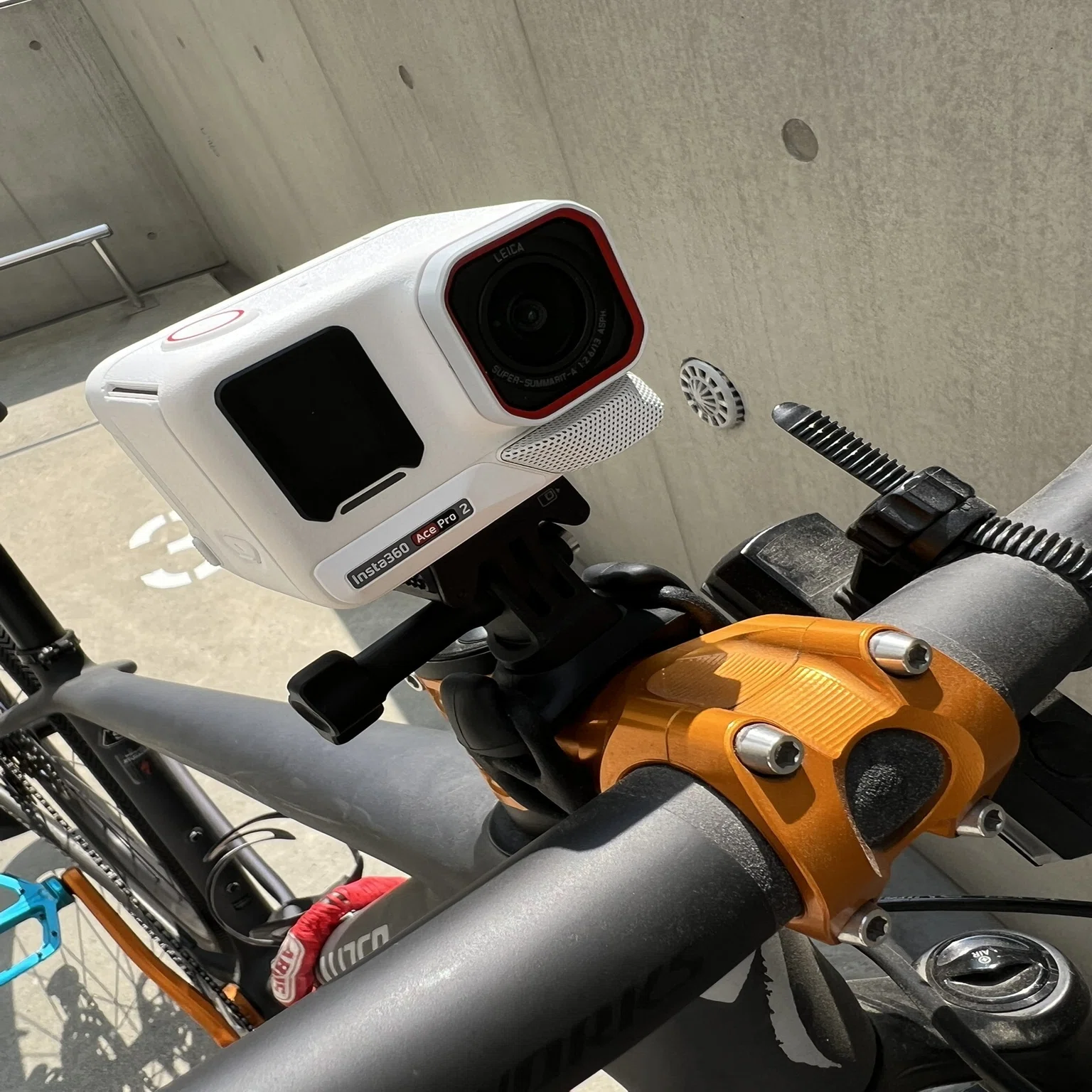 Insta360 Ace Pro 2 - フレキシストラップマウントがすごい！｜さと