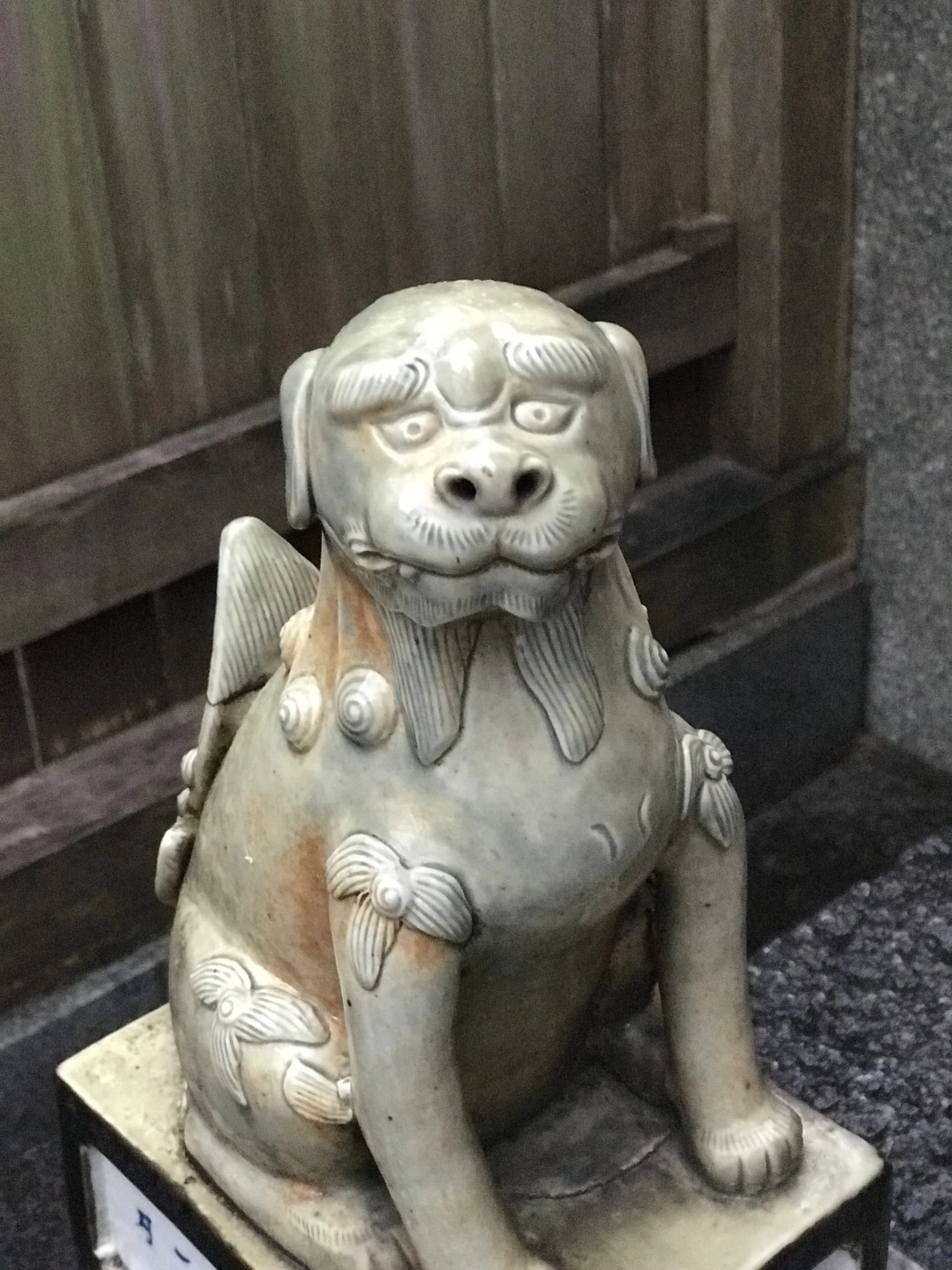 困り顔の陶製狛犬｜ふる@狛犬散歩