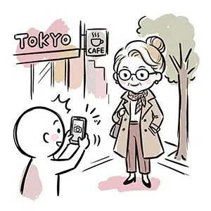 カフェを背景にスマートフォンで写真を撮ってもらうファッショナブルなシニア女性の無料イラスト。SNSやお出かけを楽しむおしゃれな高齢者の手描き風フリー素材です。旅行や美容関連のサイト制作、ブログの挿絵などに商用OKでご活用いただけます。