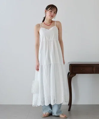 花柄刺繍入りのティアードキャミワンピース。軽やかなコットン素材で、ふんわり広がるシルエットの一着