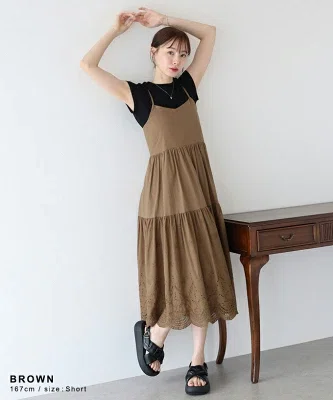 花柄刺繍入りのティアードキャミワンピース。軽やかなコットン素材で、ふんわり広がるシルエットの一着