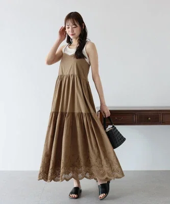 花柄刺繍入りのティアードキャミワンピース。軽やかなコットン素材で、ふんわり広がるシルエットの一着