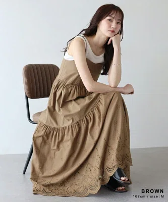 花柄刺繍入りのティアードキャミワンピース。軽やかなコットン素材で、ふんわり広がるシルエットの一着