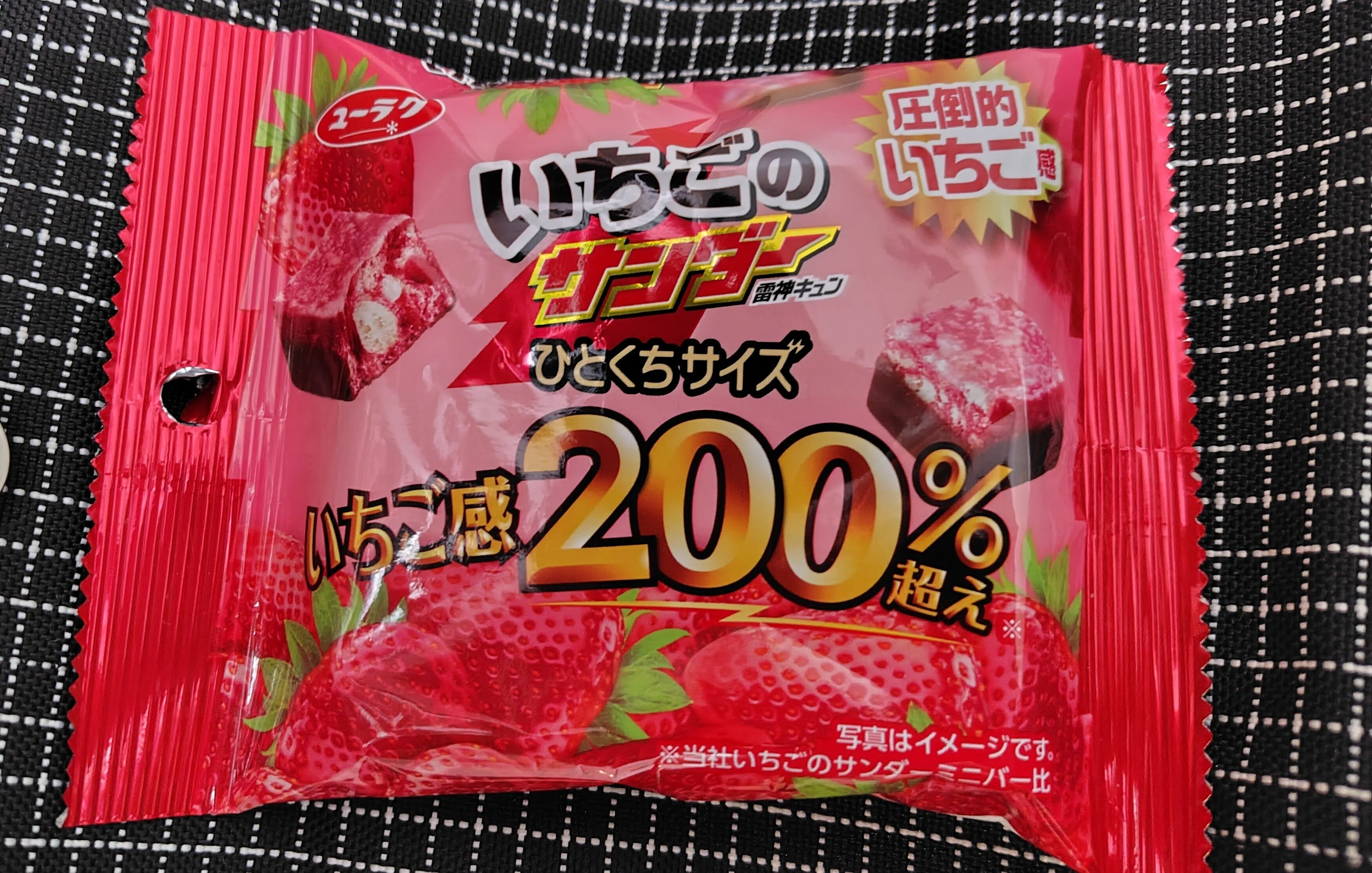 いちご味一口ブラックサンダーが商品名に違わぬ「いちご感200%超え」の