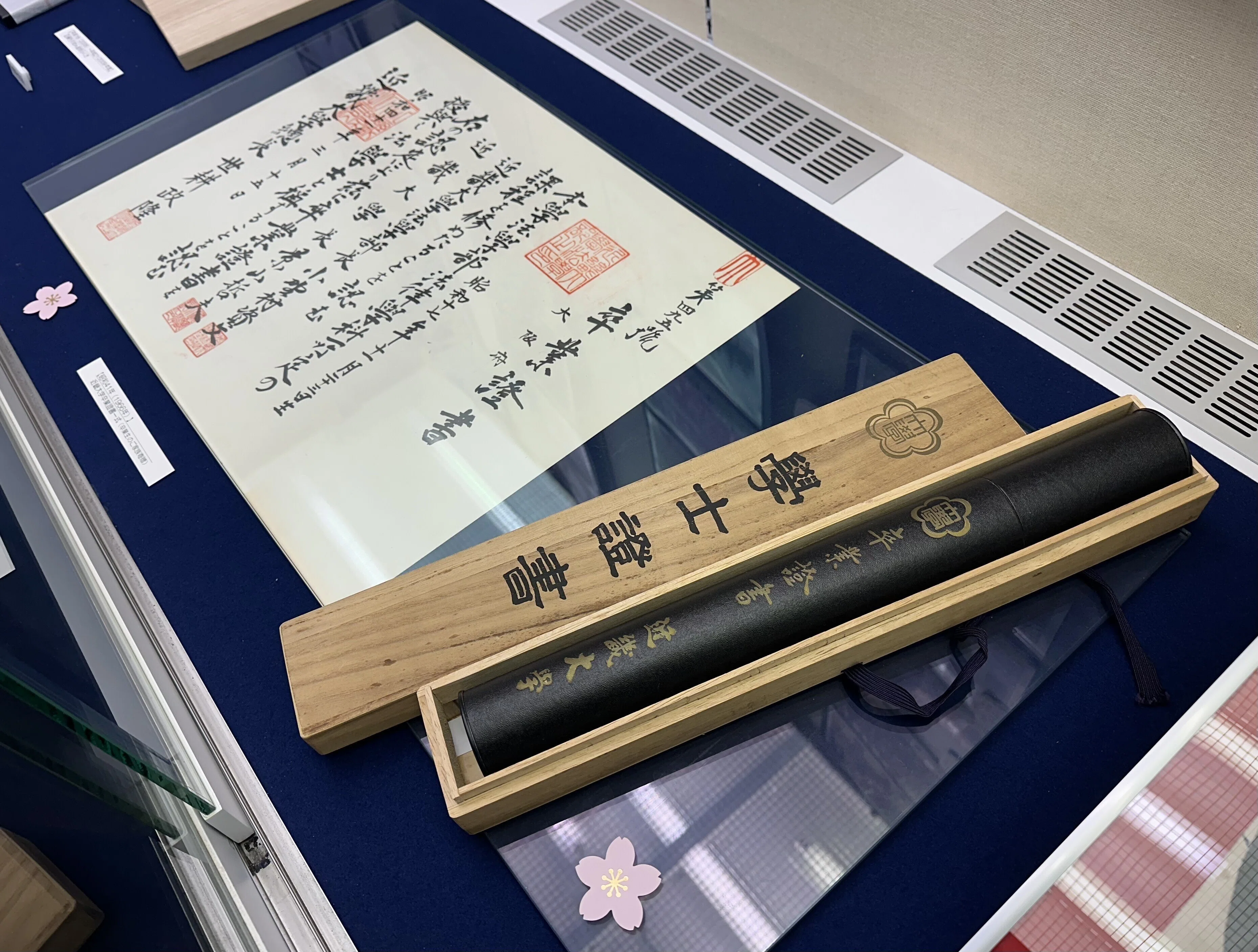 2025年度企画展「卒業式・入学式記念」を開催しました｜近畿大学広報室