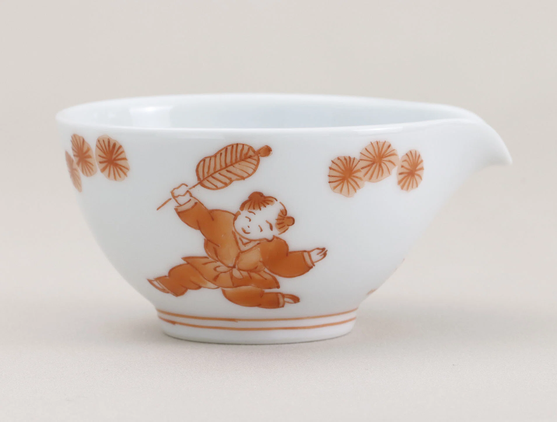 伊万里　有田焼　色絵唐子図珍小壷 幸せを注ぐ「雀口小鉢」に、無垢な「唐子」が笑顔を添えます｜てのひら