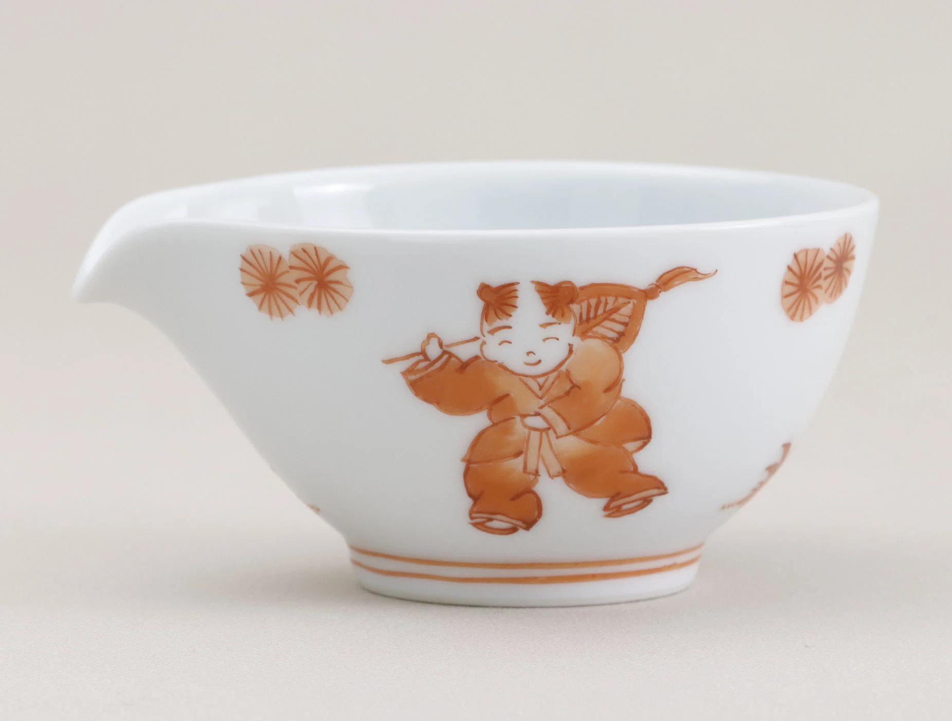 伊万里　有田焼　色絵唐子図珍小壷 幸せを注ぐ「雀口小鉢」に、無垢な「唐子」が笑顔を添えます｜てのひら