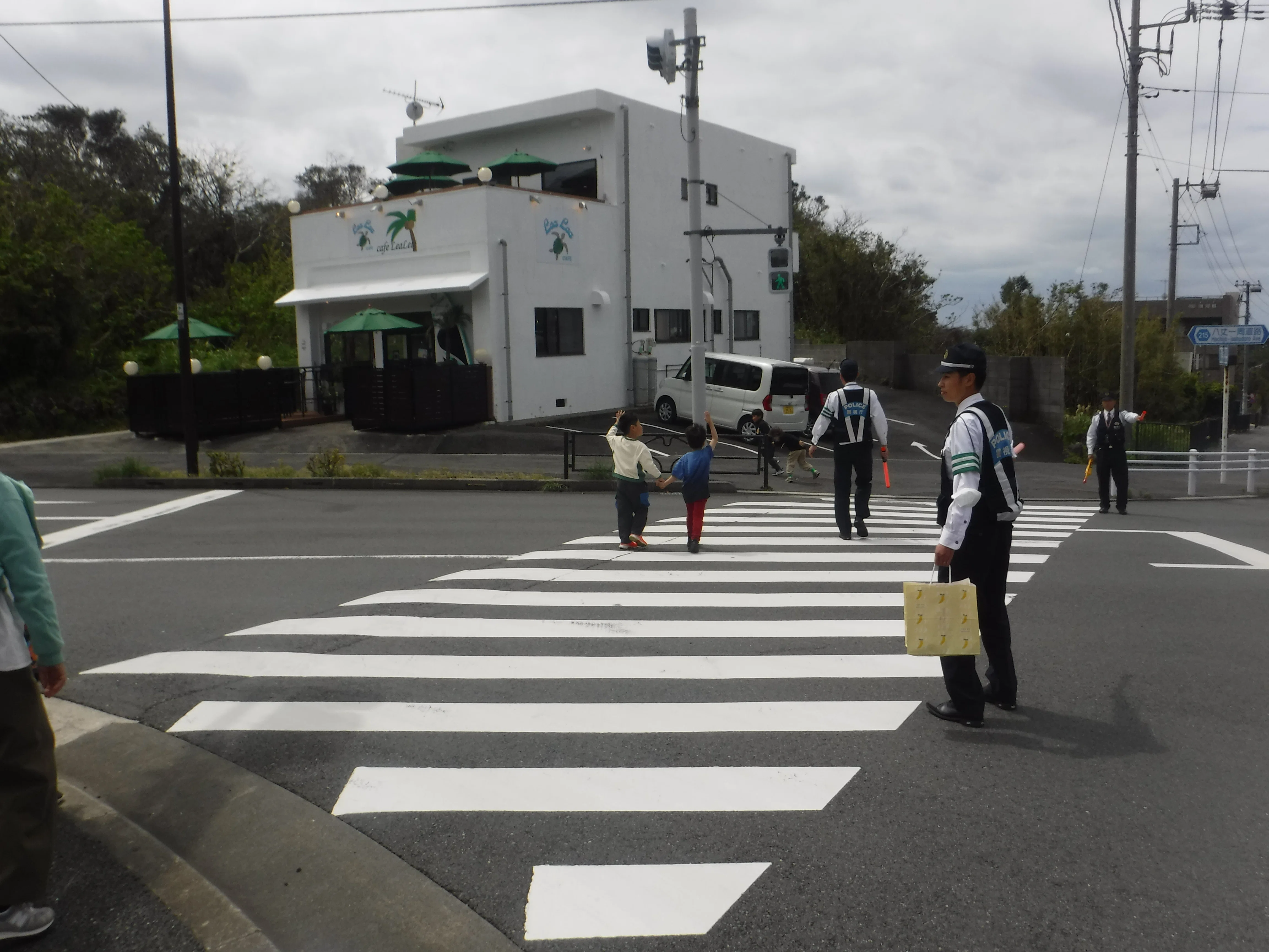 新1年生 右・左・右 手を挙げて横断歩道を渡りましょう｜八丈町立大賀
